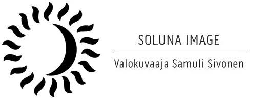 Logo, jossa pyörivä aurinko ja teksti 'SOLUNA IMAGE Valokuvaaja Samuli Sivonen'.