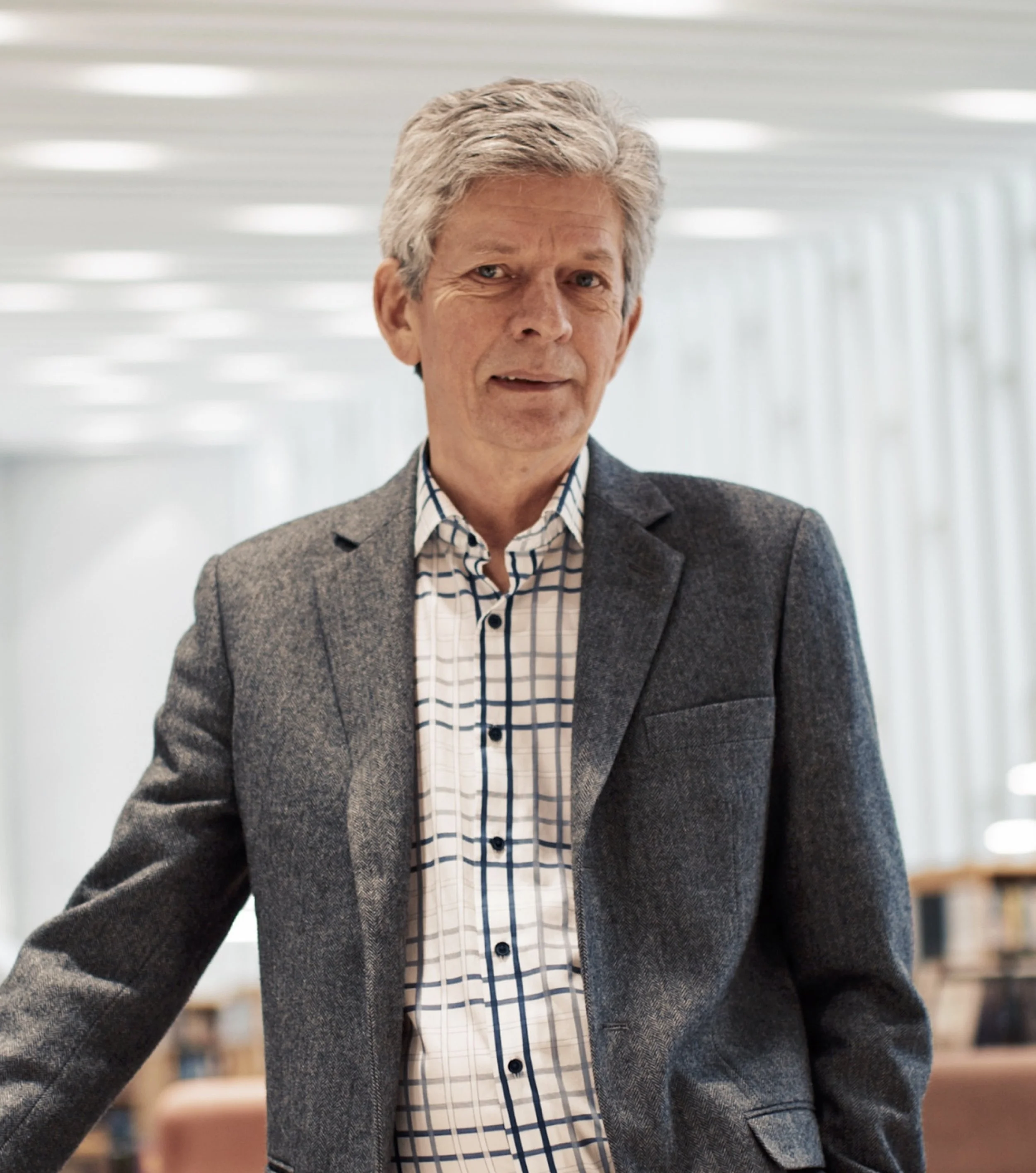 Ihmisääni, siniset silmälasit, harmaat hiukset, hymy, pusero ja kauluspaita, valkoinen kauluspaita, vaaleanpunainen løysasu