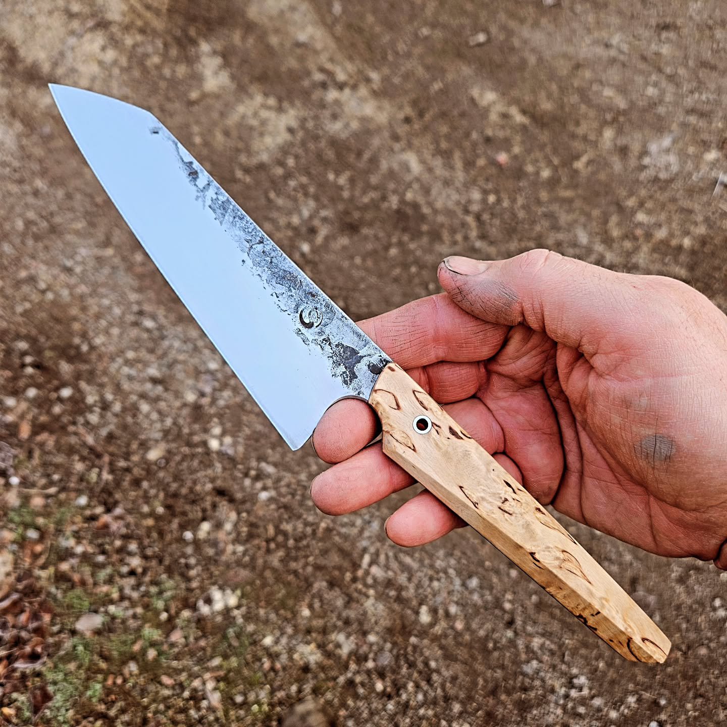 This cute Bunka boy curly birch will drop on my webshop tomorrow 😁🔪
Really thin edge, nimble, and extremely sharp. 
#bunka #chefsknife #curlybirch #handmadekitchenknives #handmadeinsweden