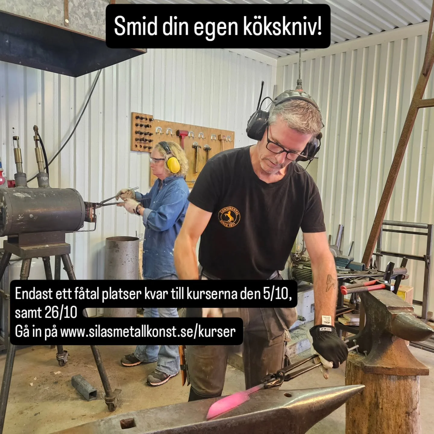 Smid din egen k&ouml;kskniv I min smedja I Alunda utanf&ouml;r Uppsala. Ingea f&ouml;rkunskaper kr&auml;vs. Vi b&ouml;rjar med ett plattst&aring;l och slutar med en f&auml;rdig k&ouml;kskniv. G&aring; in p&aring; www.silasmetallkonst.se/kurser f&ouml