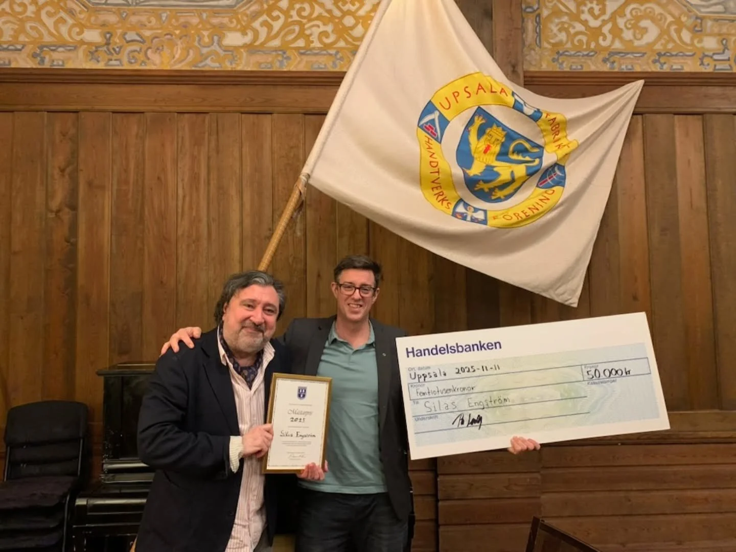 Hade den stora &auml;ran att bli tilldelad priset &Aring;rets Hantverksm&auml;stare i Uppsala 2025 p&aring; Hantverksf&ouml;reningens h&ouml;stm&ouml;te i tisdags. 🎉🎖🥳
Uttdelare av priset var Aram fr&aring;n M&aring;larm&auml;stsre C.E Lindgrens s