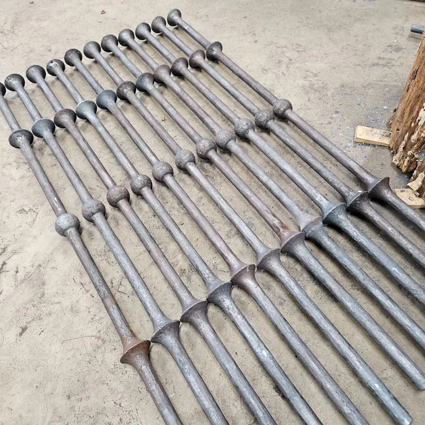 Collab with @smedjafrost 
Forging a bunch of very cool posts for a railing. 
A lot of fancy die-forging &aacute; la Jocke 😁🤘🏼