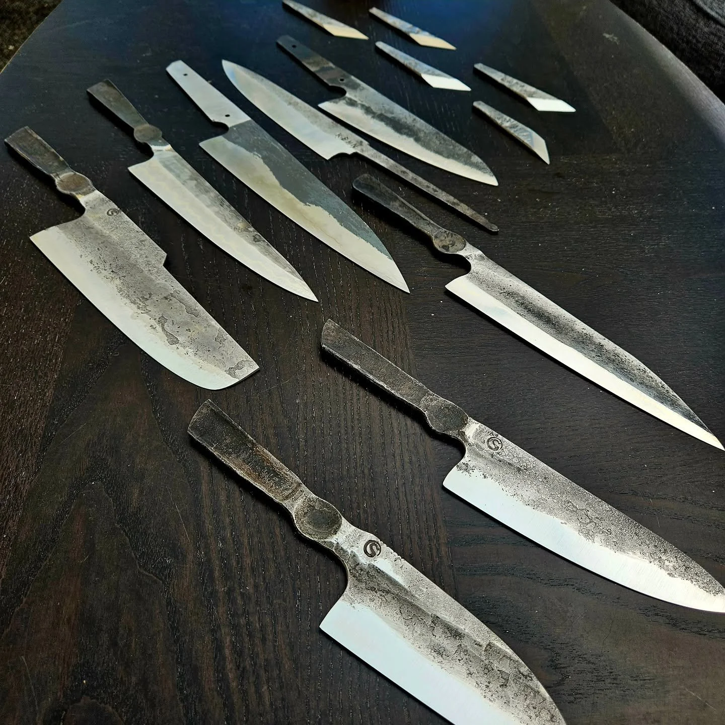 I've been a busy 🐝 lately and actually ground a number of #blades that's been laying around the workshop for ..... 3 years for some of them 😅. 
A few of the #knives are getting a fancy hot-blue coating ✨️. So I guess ill have to show the outcome of