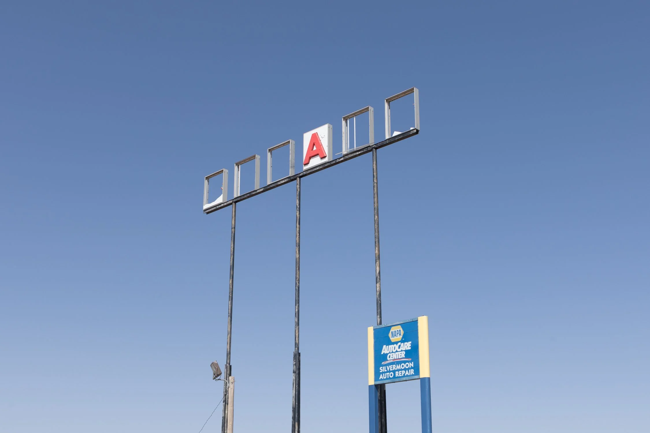 Estructura metálica de un cartel vacío recortada contra el cielo