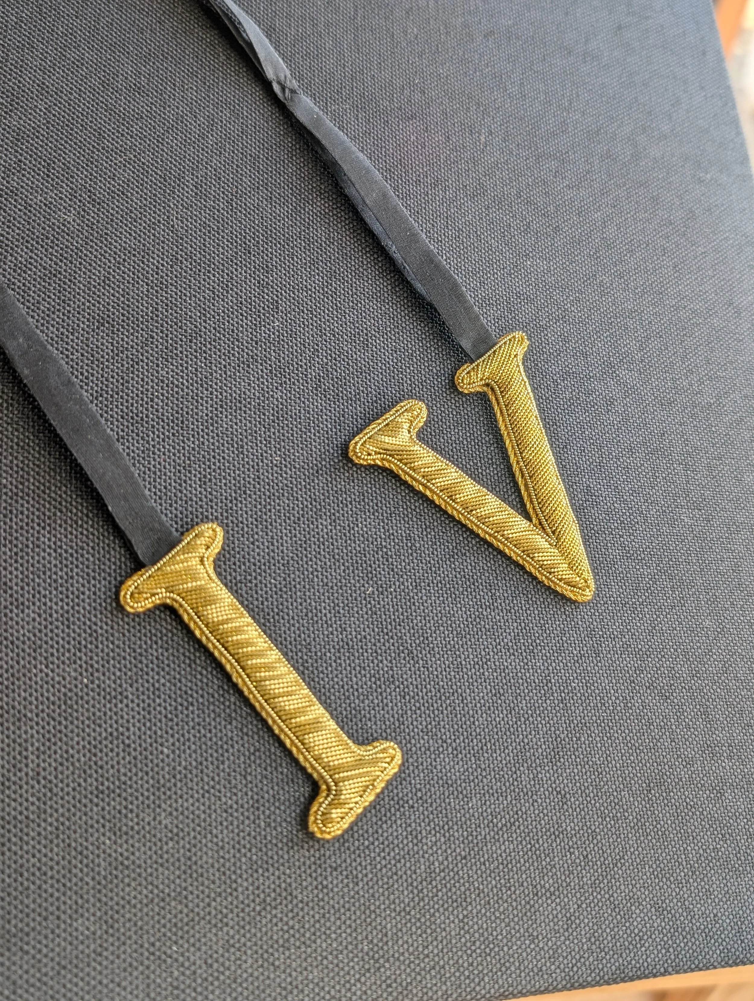 Commande d'accessoire personnalisé brodé or. 