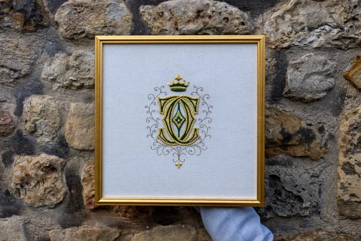 Monogramme personnalisable brodé au fil d'or avec un touche de coton coloré.