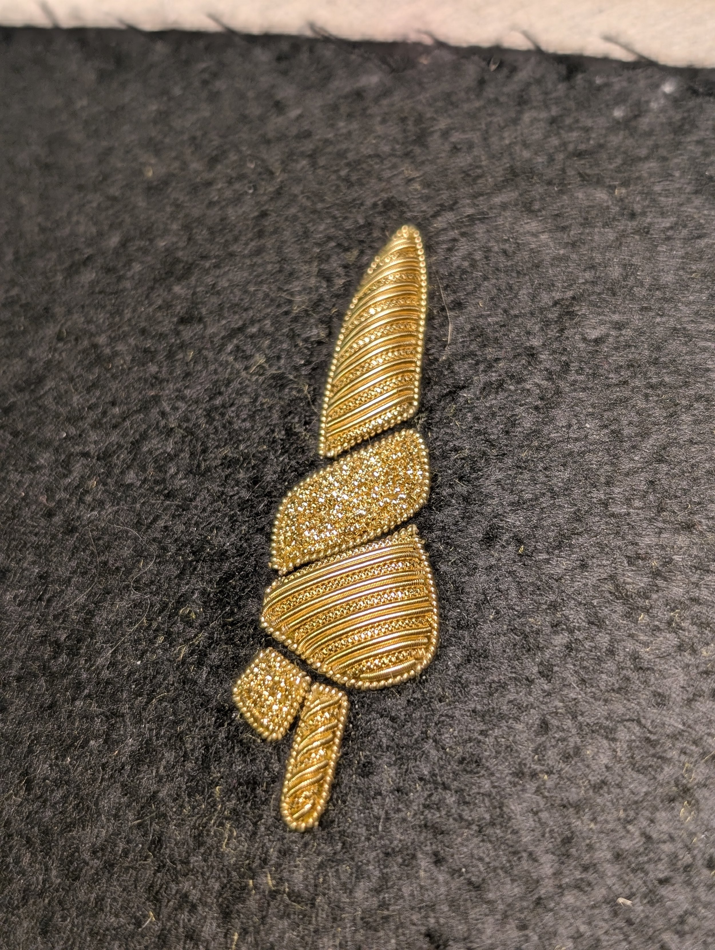 Broche parasol or développé pour la ville de Deauville.