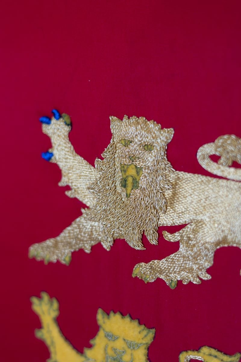 Drapeau de la Normandie brodé or en cours de réalisation à l'atelier.