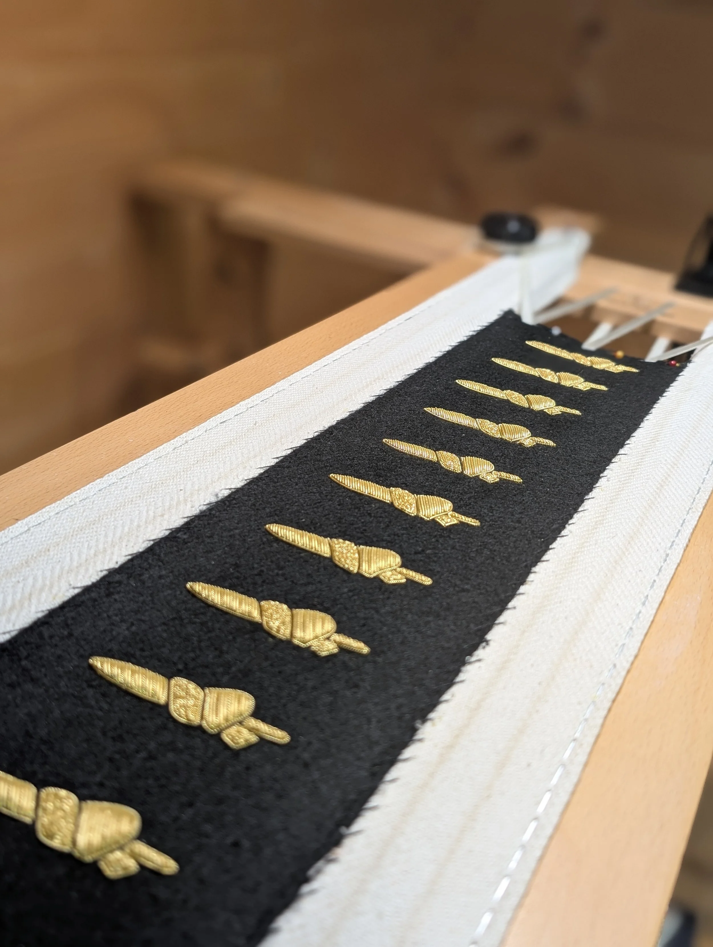 Parasols brodés or sur un métier à broder.