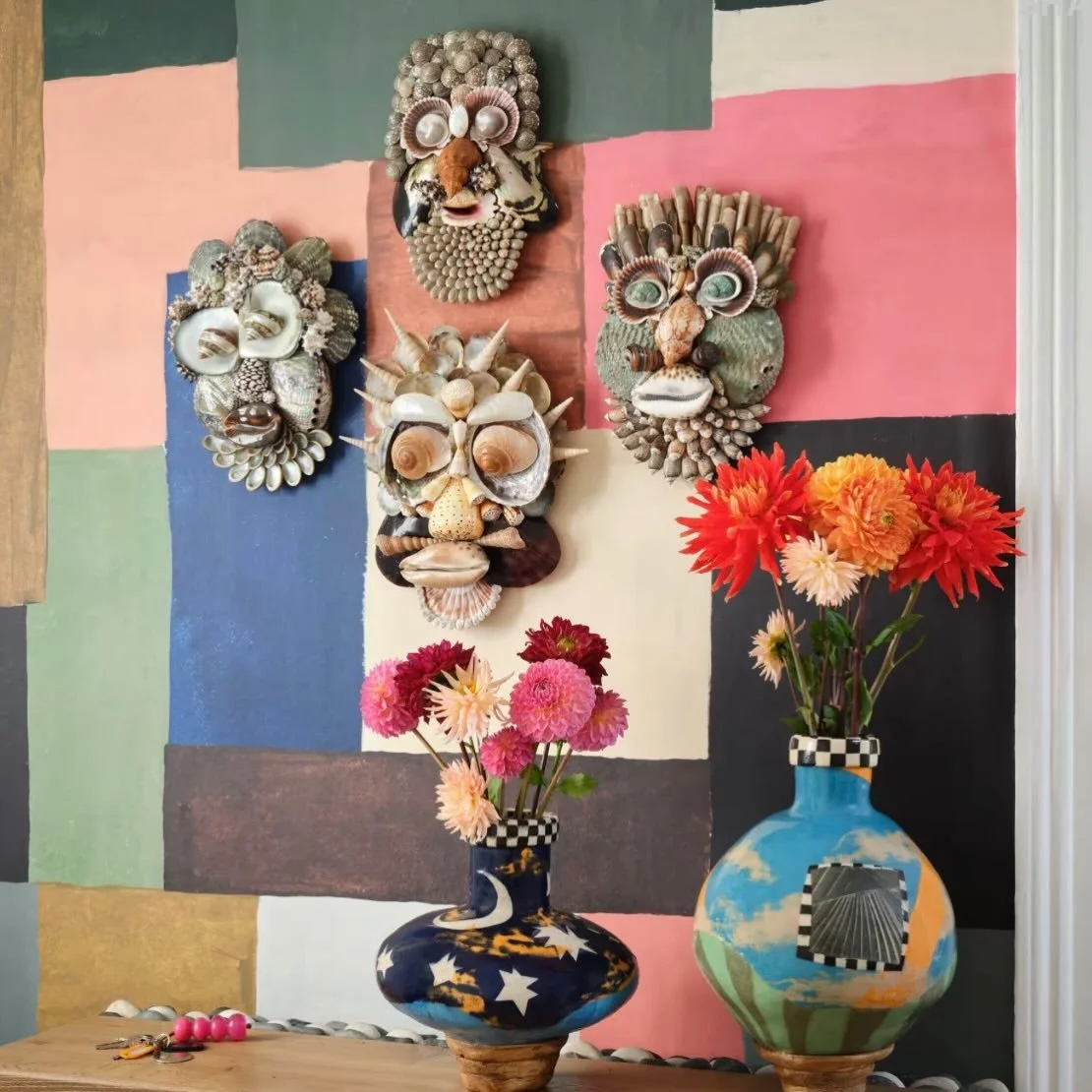Iemand een hoekje voor dit gezellige setje in huis? Love de combinatie hier! En ja, het is &lsquo;druk&rsquo;, maar het klopt. The magic of colour&hellip;

📸 @mindtgap