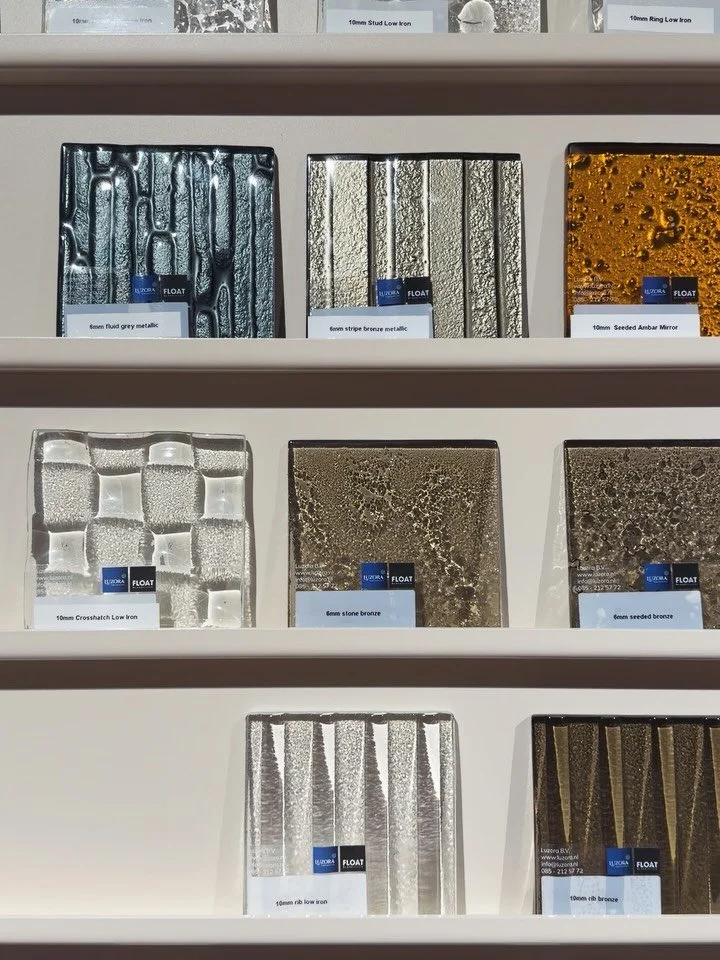 Wat we bedoelen met Rijke materialen? Zie hier het antwoord! Hoe prachtig is het glaswerk dat je hier ziet?! Er zit beweging in dankzij de vorm, textuur en kleur. En dat geeft nou precies die gelaagdheid waar ik zo gek op ben. Dit soort materialen ge