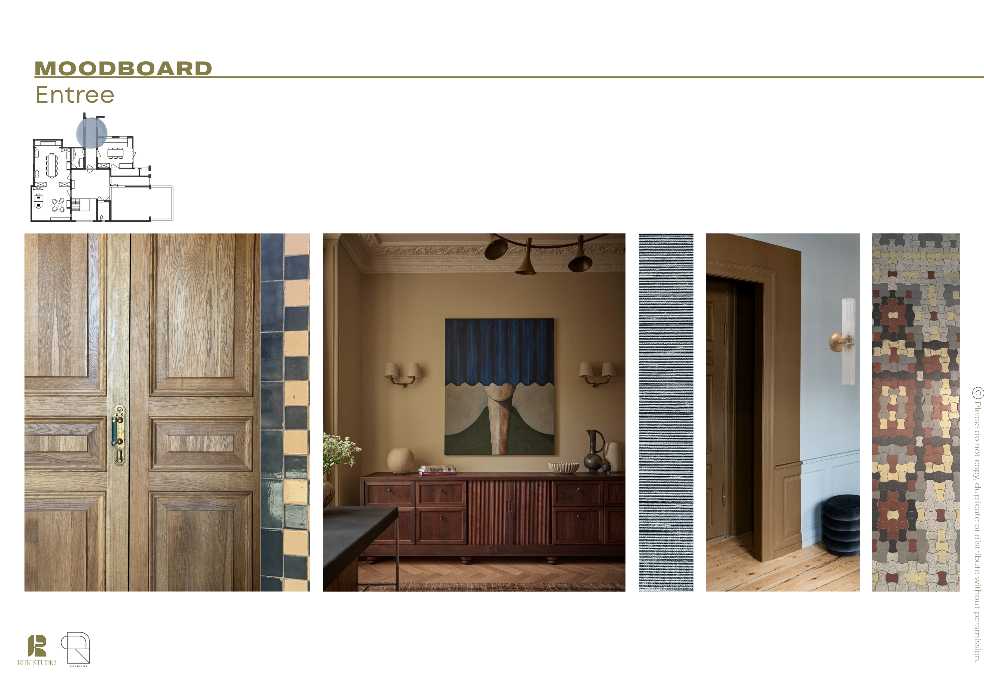 Een plattegrond van een huis, naast een interieurfoto met houten deuren, een muur met blauwe en beige tegels, een kamer met plafondlijstwerk en een schilderij, en een muur met patronen en een muurlamp.
