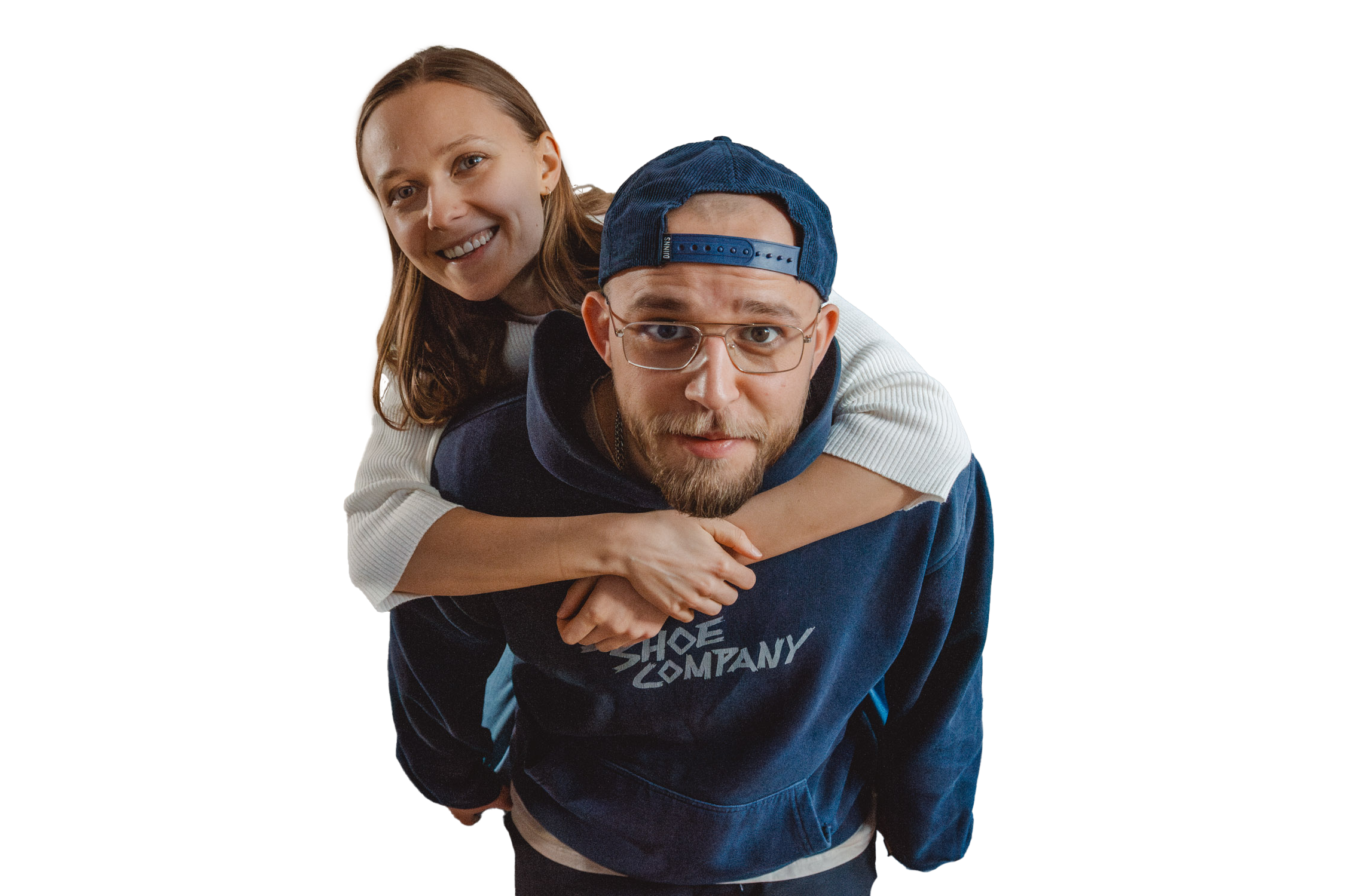 Die beiden Fotografen Julia und Pady schauen fröhlich in die Kamera. Pady trägt Julia auf dem Rücken.