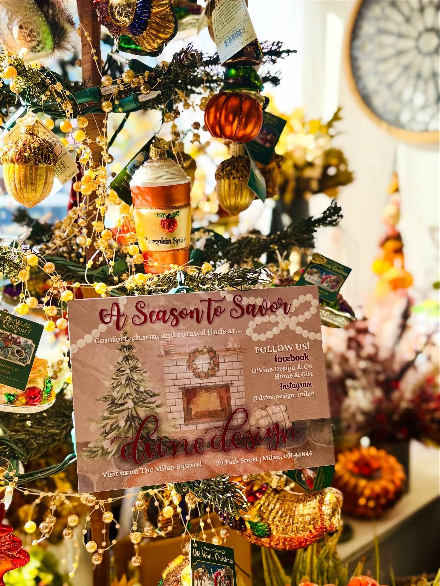 Preparing for the season of coziness &amp; giving with @dvinedesign_milan! 🧡🎁🍁🦃🧣
This seasonal bag-stuffer insert was so fun to create for them. &hearts;️ Pulling in the feeling of curling up next to a fire, a snack dip bubbling in the oven, fuz