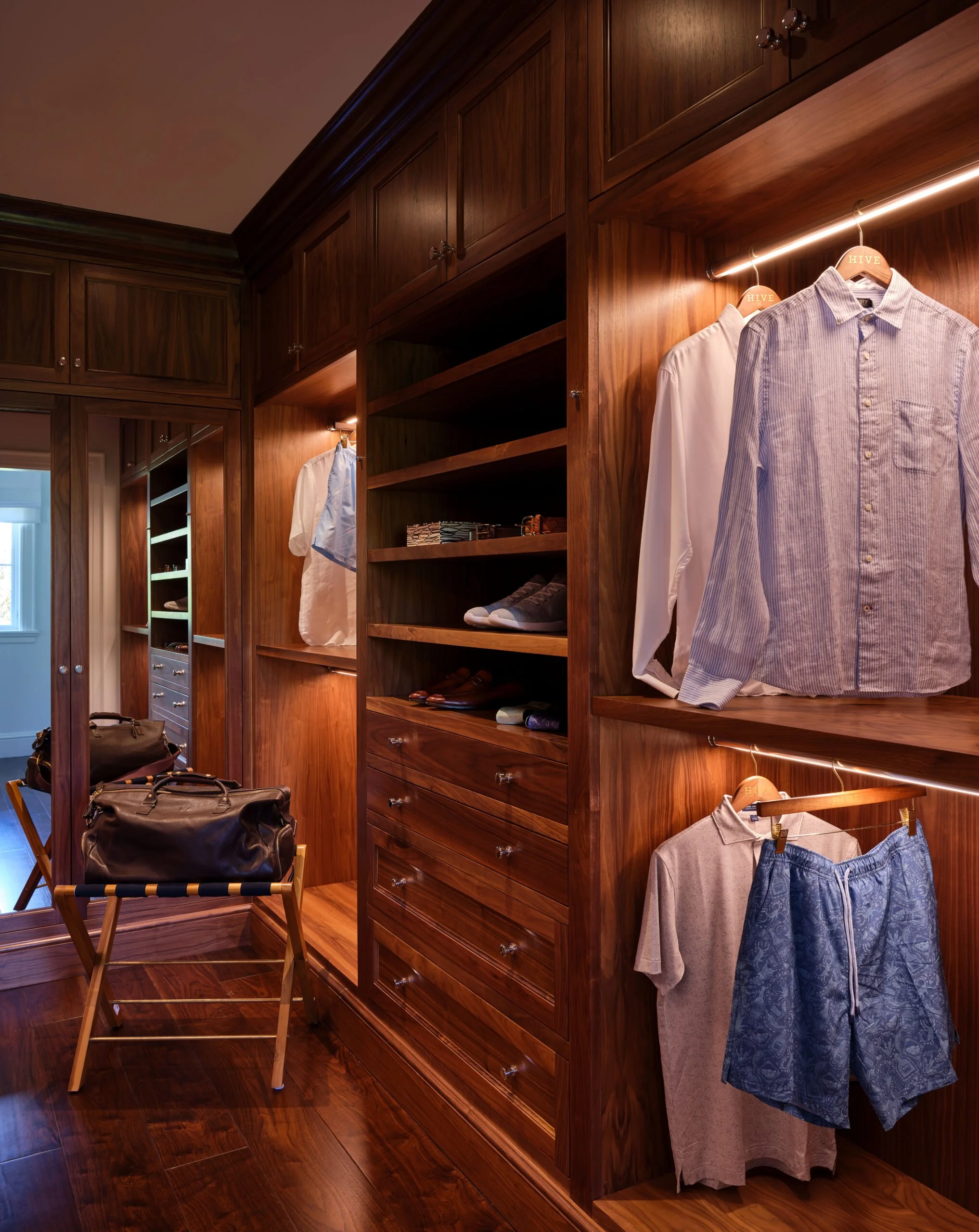 JWW-Via Tortuga- his closet-1-26-04-01.jpg