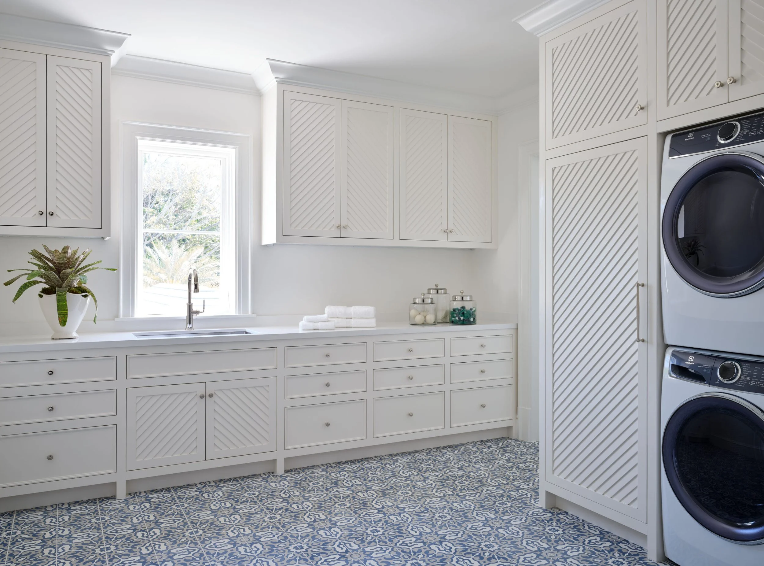 JWW- Via Tortuga- laundry rm-1- 26-01-04.jpg