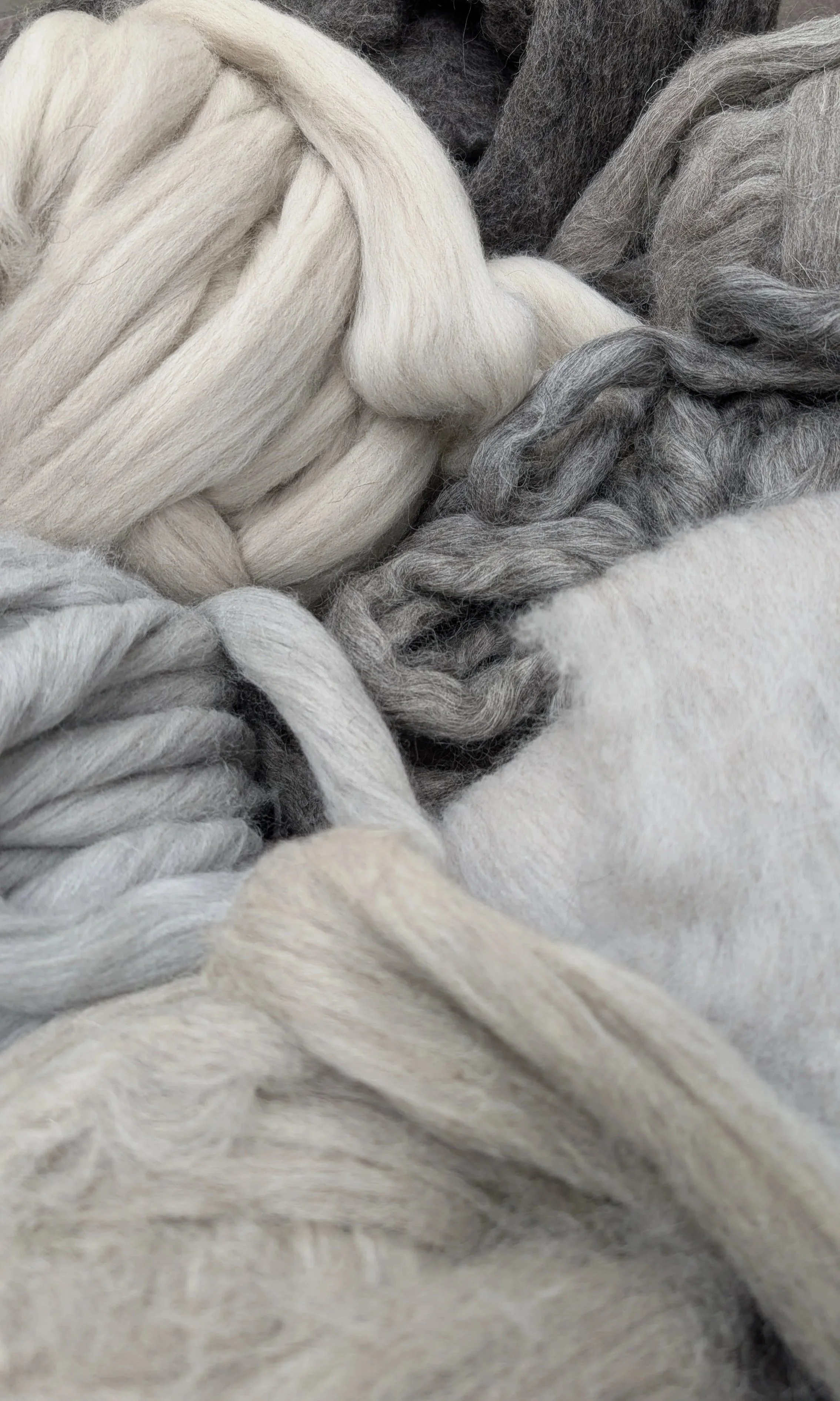 verscheidene bollen wol in natuurlijke tinten