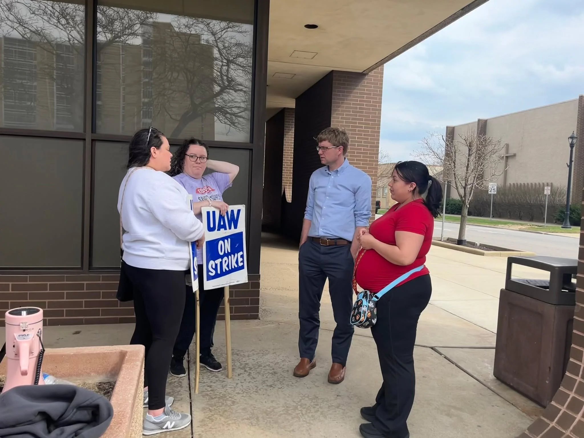 Joined the #UAW members on strike this week in Elyria. Workers across our state need the right to unionize and strike to ensure that every job is safe, well paid, and treated with dignity. #1U #UnionStrong #HambleyForOhio