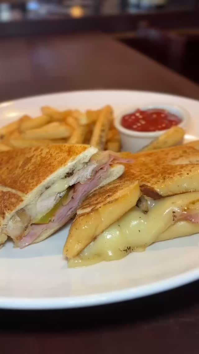 The Cuban never disappoints π¨πΊ
#michaleenflynns #lynbrookny #cuban #sandwich #lunch #dinner #longislandny