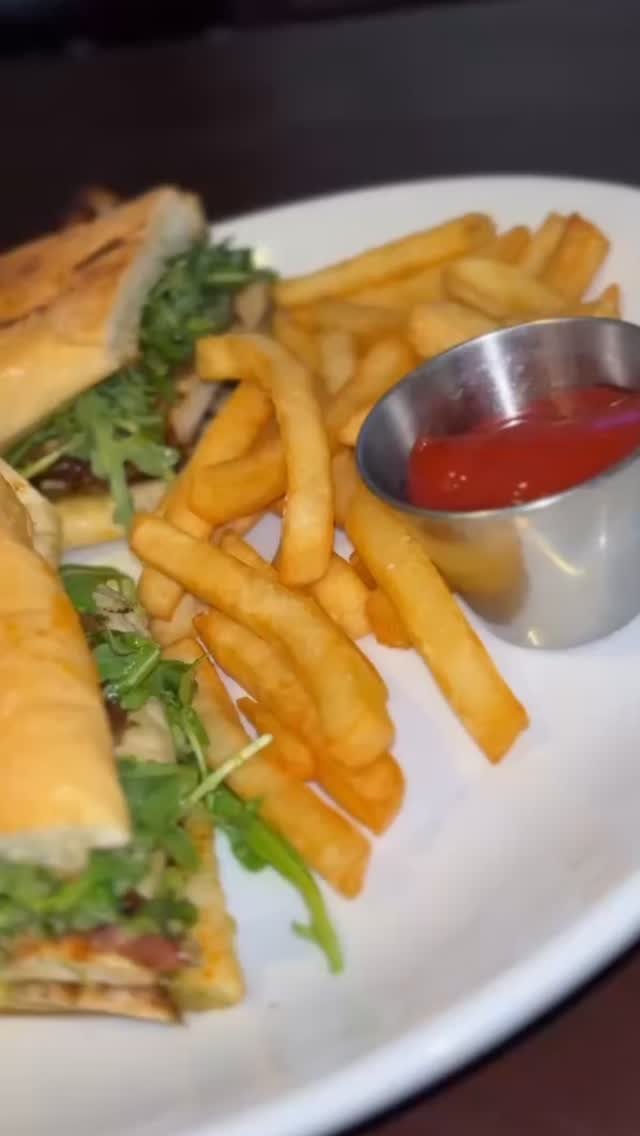 Start the week off the right way, with us ππΌ
#michaleenflynns #lynbrookny #lieats #goodeats #longislandny #lifoodie #lunch #dinner