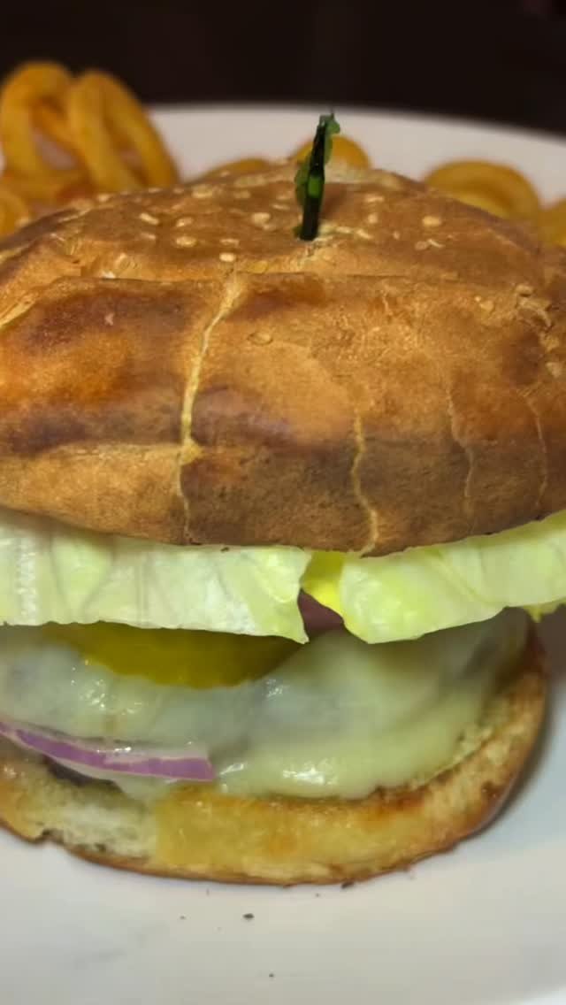 Lunch is served π Check out our $15 lunch menu, available everyday until 3:30 PM
#lunchspecial #lidining #longislandny #lynbrookny #michaleenflynns #longislandny #food #foodie