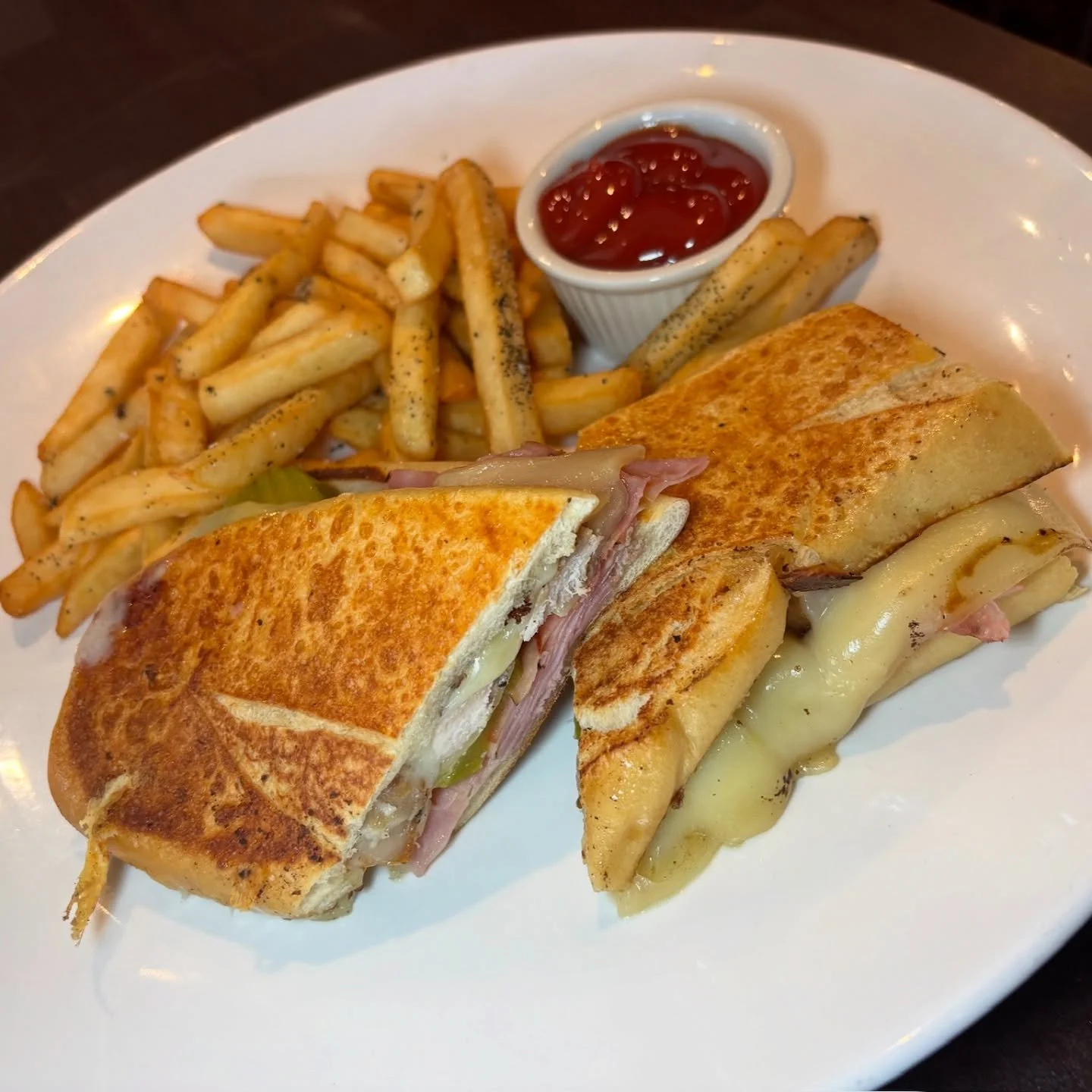 🇨🇺 national CUBAN sandwich DAY 🇨🇺
#michaleenflynns #lynbrookny #cubansandwich #nationalcubansandwichday #longislandny