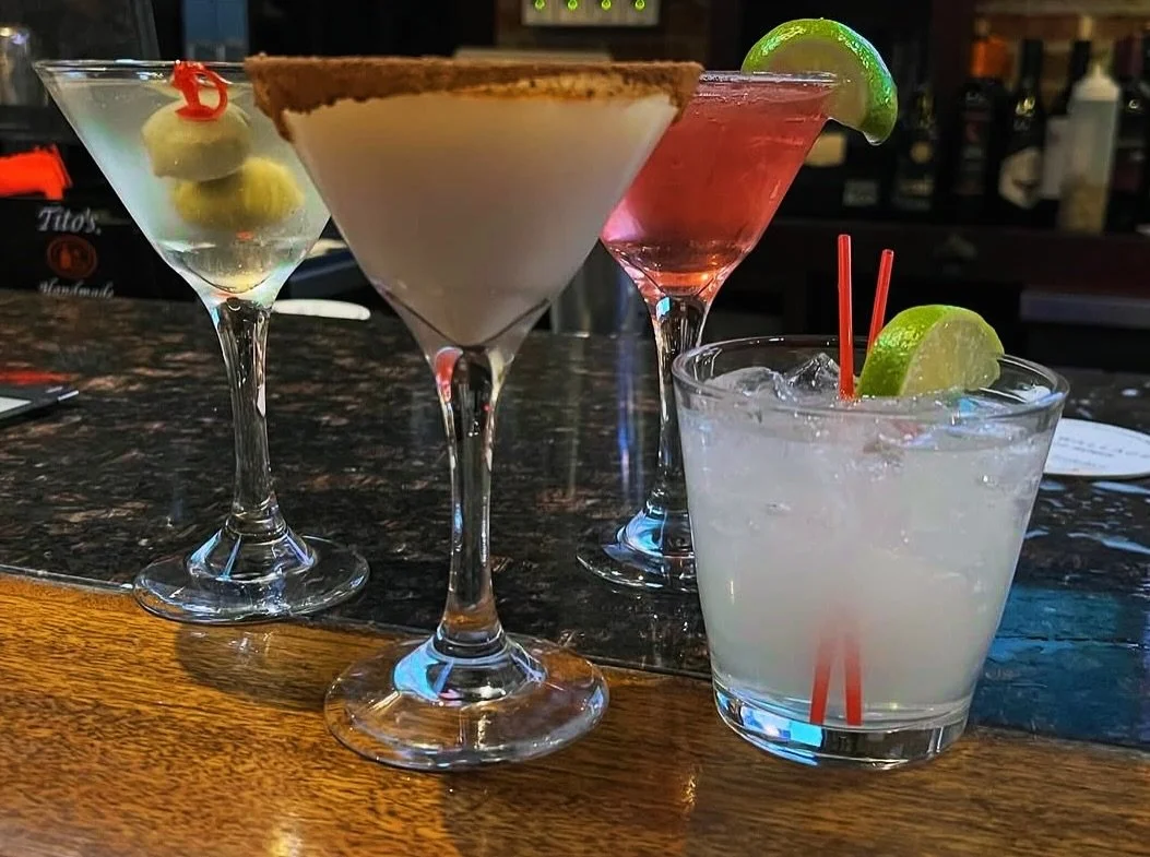 Join us for a round, or two ππΈπ·πΉπΊ
#michaleenflynns #lynbrookny #tgif #cheers #happyhour #cocktails