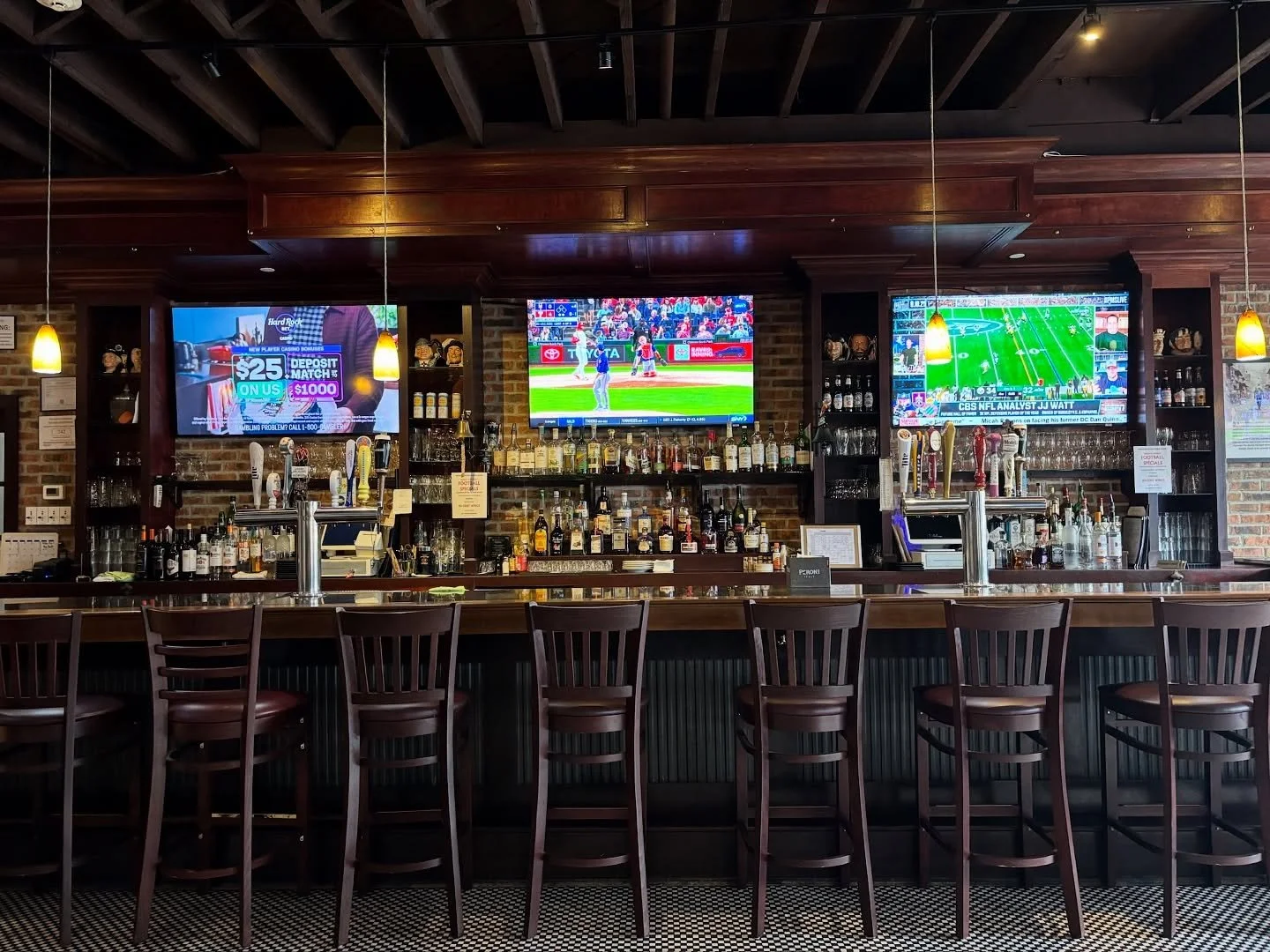 MNF at Flynn’s ππ
#michaleenflynns #lynbrookny #nfl #mnf #football #footballspecials #longislandny