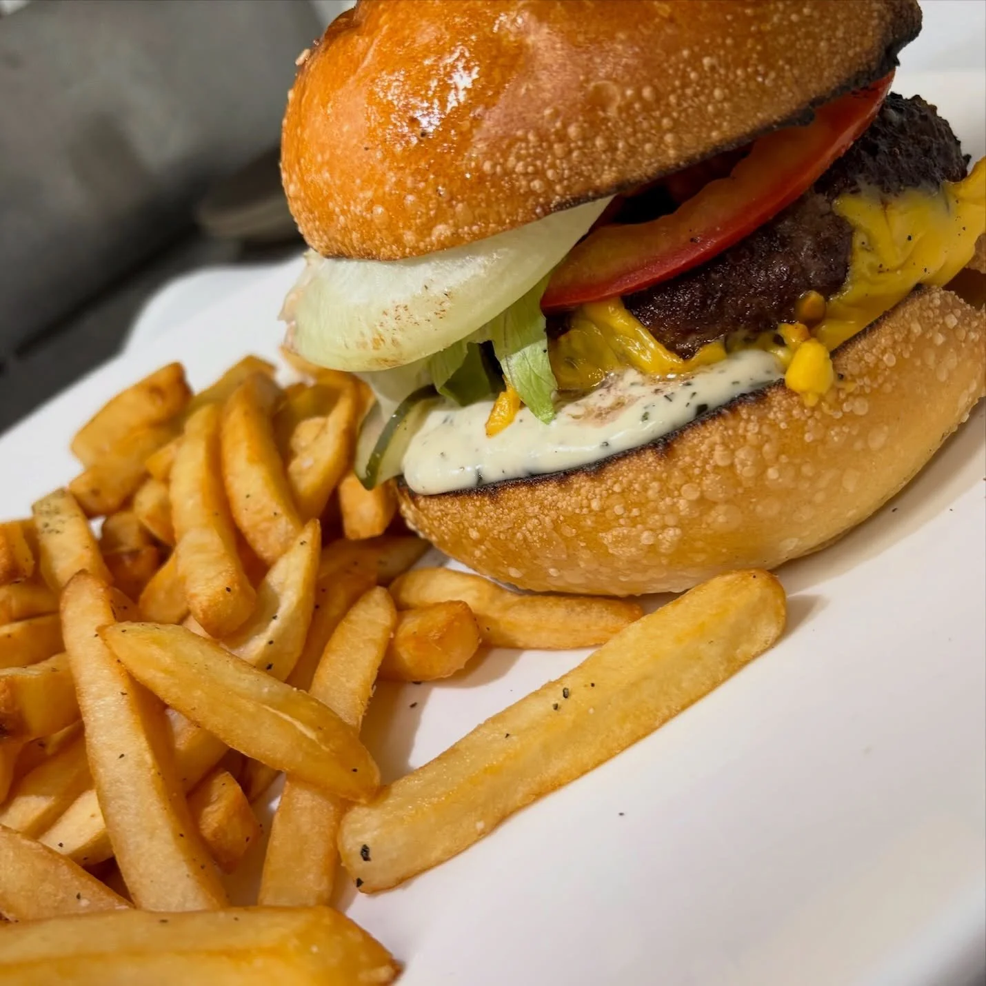 Can never go wrong with a burger 🍔

#michaleenflynns #lynbrookny #longislandny