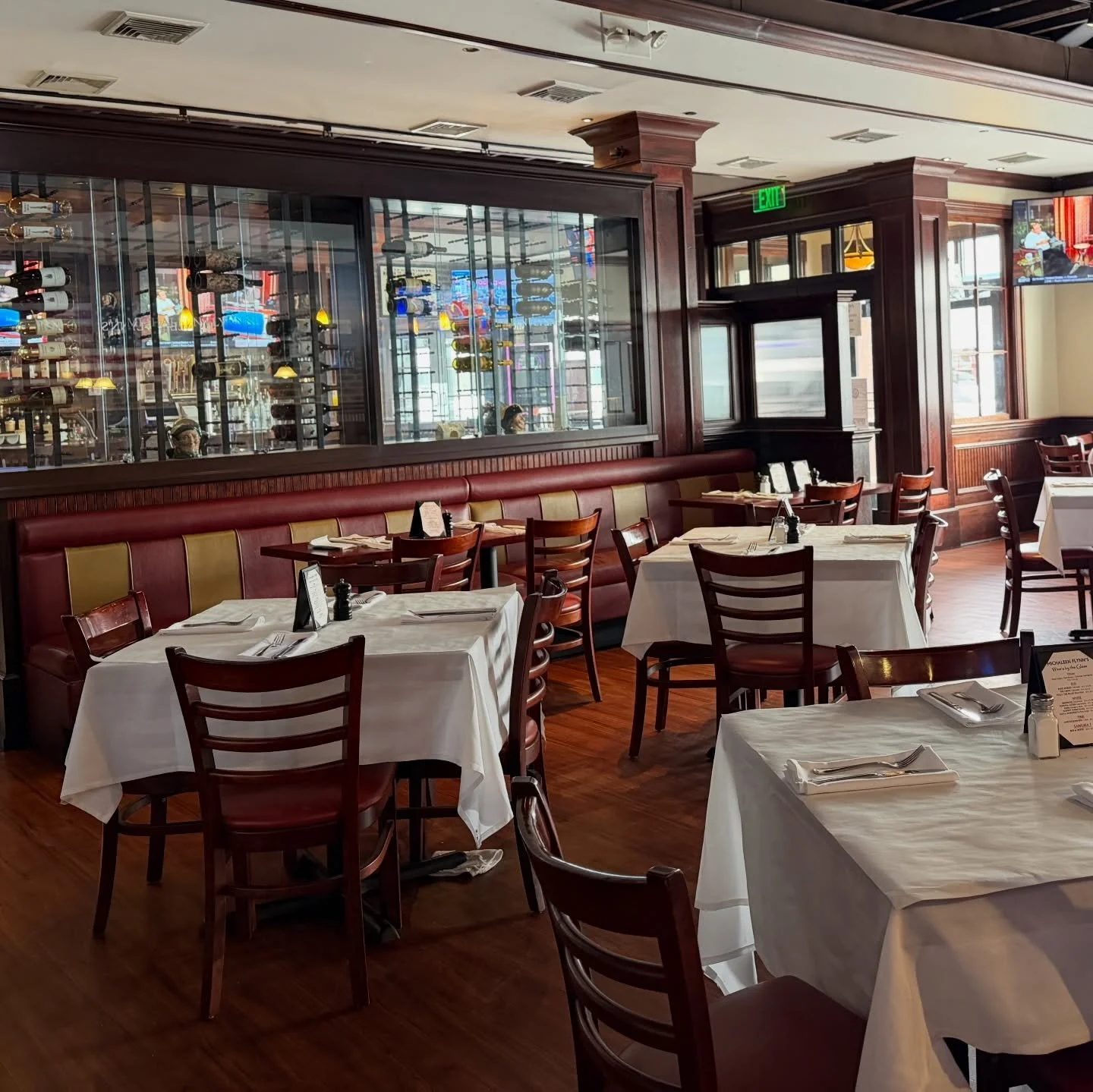 📍Michaleen Flynn&rsquo;s is popular American restaurant known for its classic dishes with a modern twist, full bar, and welcoming atmosphere. We offer Sunday brunch, weekday happy hours, and live music on Fridays and Saturdays with features like spo