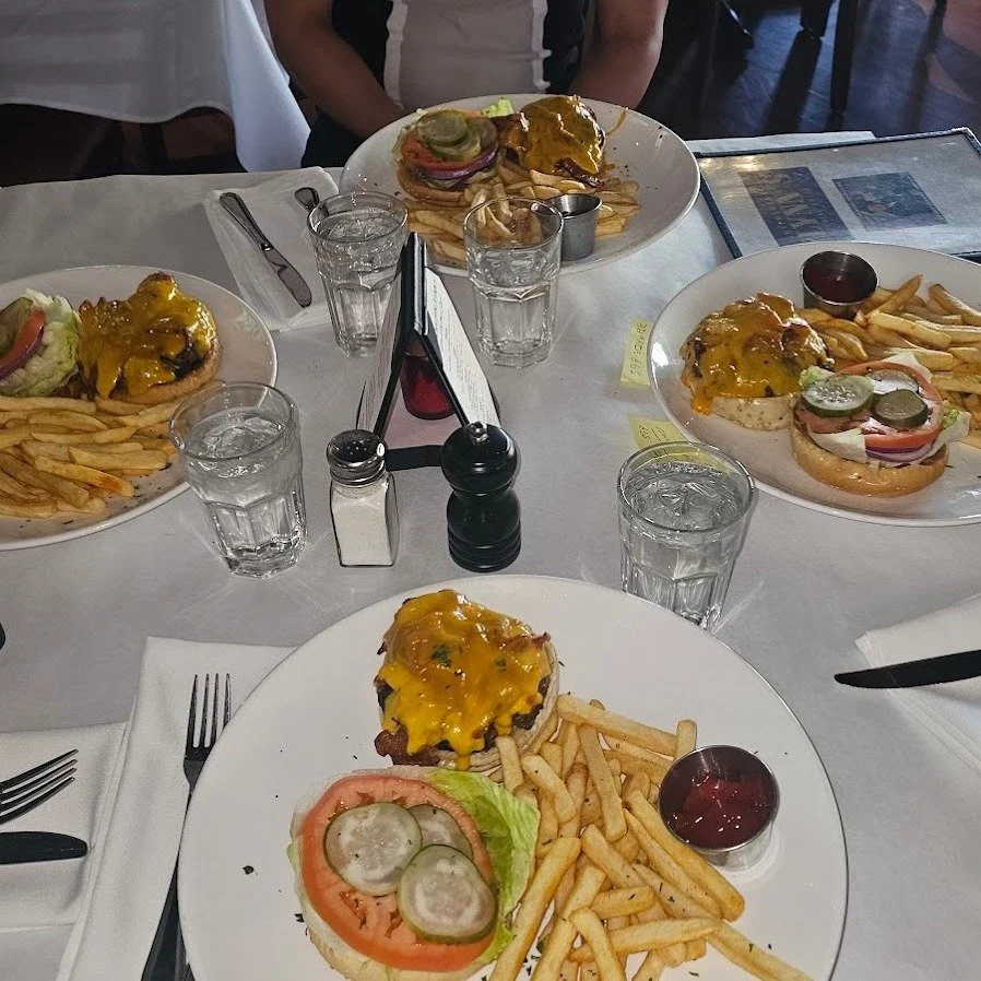 Proof that Flynn's is a great place to share 🍔 with family and friends! 

#michaleenflynns #lynbrookny