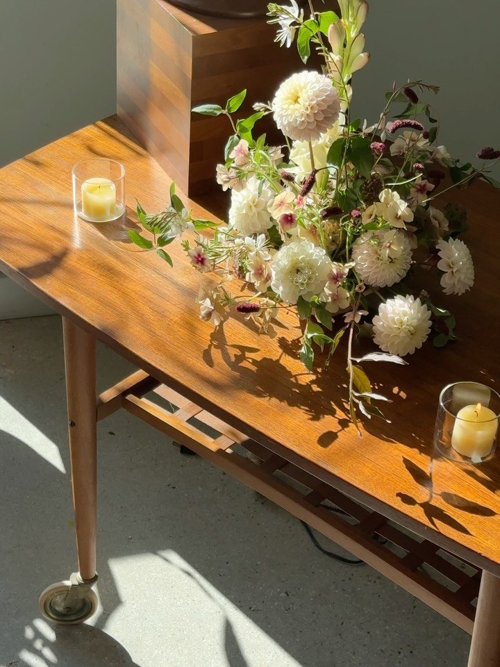 Centerpieces in a MCM heaven from our 1:1 for @thefleurfete a few weeks back &mdash; stunning work by Lauren &amp; giddy to get @clairetaylorphotography film back

@strawberrymansion_slc