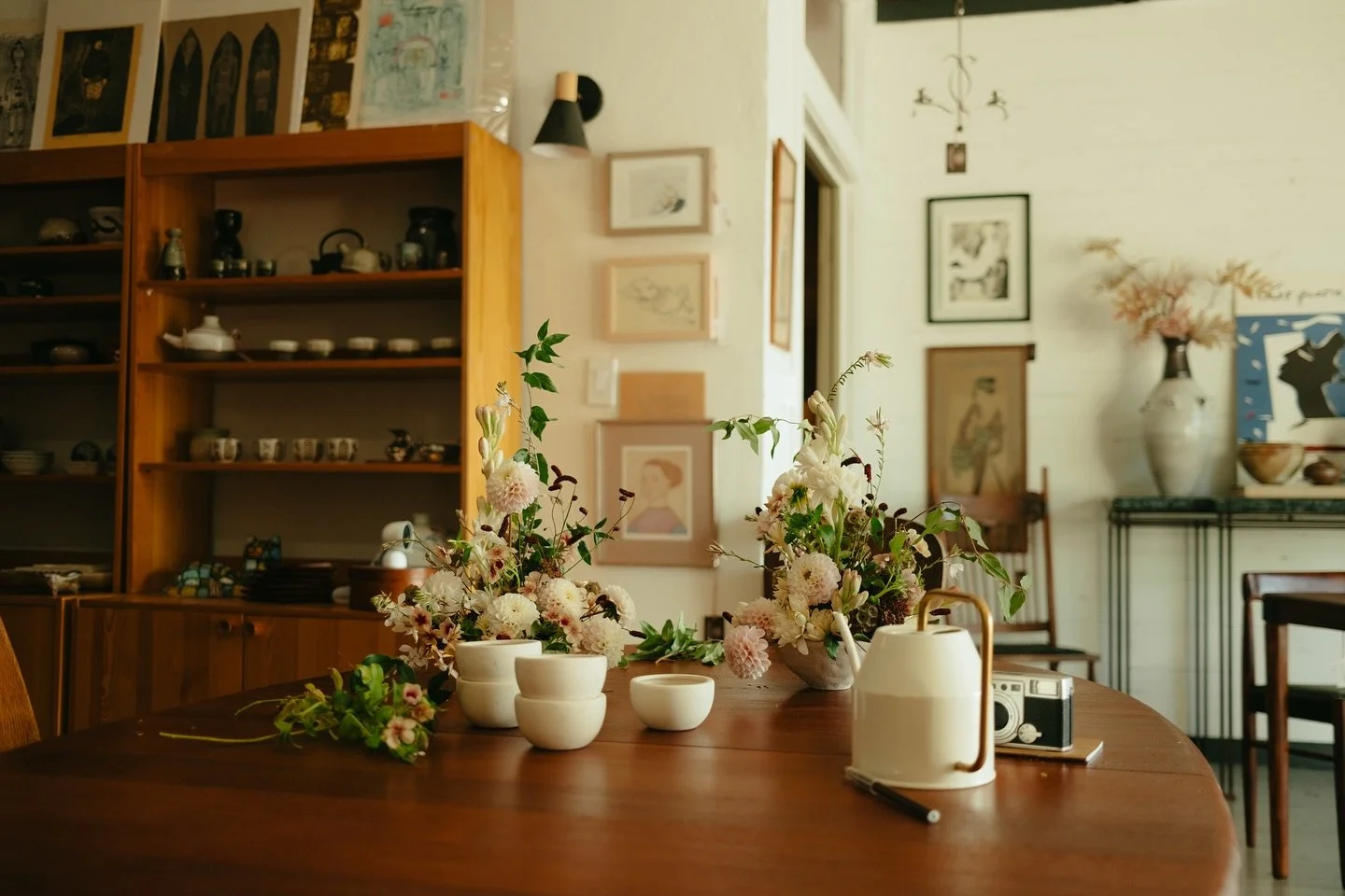 Film from our time with @thefleurfete 🎞️ &mdash; So grateful for new connections with such talented friends like @clairetaylorphotography &amp; @strawberrymansion_slc &amp; @thefleurfete 

Centerpiece workshop | Local fall florals | A delightful mix