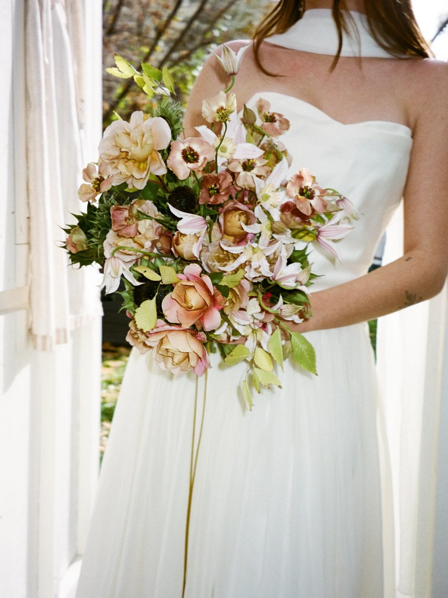 Film by @camdever for our lovely time from @audrey.mae.floral 1:1 mentorship

You&rsquo;ll never catch me empty handed in fall &mdash; distant drum roses &amp; sunflower heads &amp; lisianthus &amp; clematis

Studio: @thedaestudio 
Dress: @thedressre