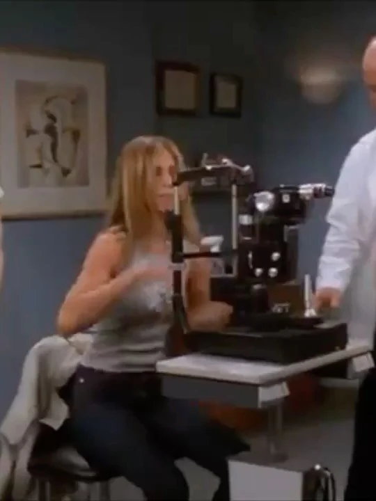 👁️ &ldquo;Friends&rdquo; &amp; the Eye Chronicles 👁️

Growing up on Friends means you didn&rsquo;t just learn about friendship&hellip;
You learned that Rachel Green would rather climb out a window than put in eye drops. And trying to get her eyes e