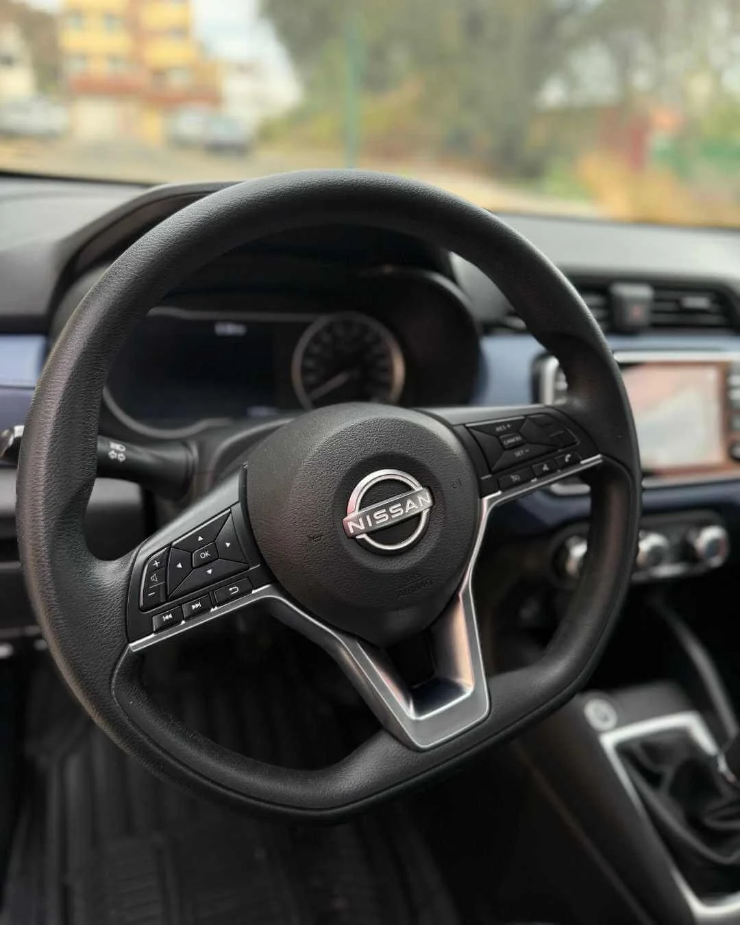 Volante de coche Nissan en el interior del vehículo