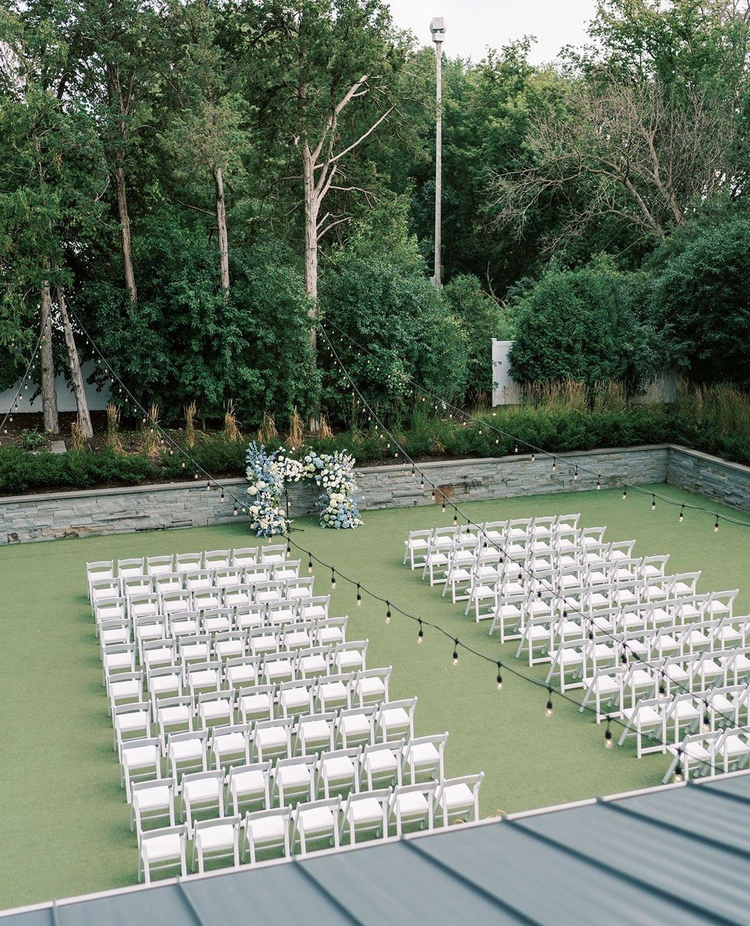 A ceremony moment that grew with intention. This floral installation was designed to climb, curve, and surround. Creating a natural, sculptural backdrop that framed the couple without ever feeling forced. Growing up on the ledge and spilling off into