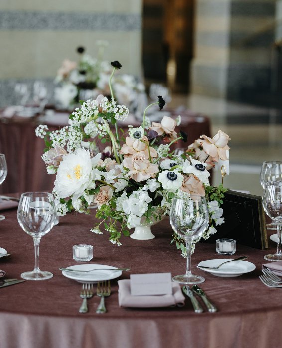 A floral palette that&rsquo;s anything but flat. Soft romance with a little edge, and the kind of contrast that makes each bloom feel even more striking.⁠
⁠
Planning | @stylearchitectsweddings⁠
Venue | @minnesotahistorycenter⁠
Photography | @williams