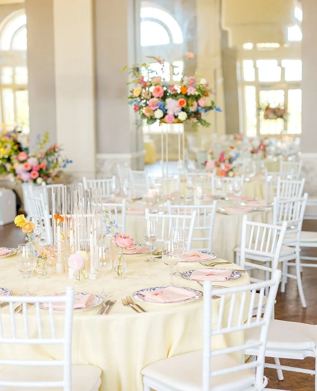 This design strikes the perfect balance between softness and vibrancy. Cheerful florals bring energy to an otherwise refined and understated palette.⁠
⁠
Planning | ⁠@stylearchitectsweddings⁠
Venue | ⁠@thebeachclubevents⁠
Photography | @alexandrarobyn