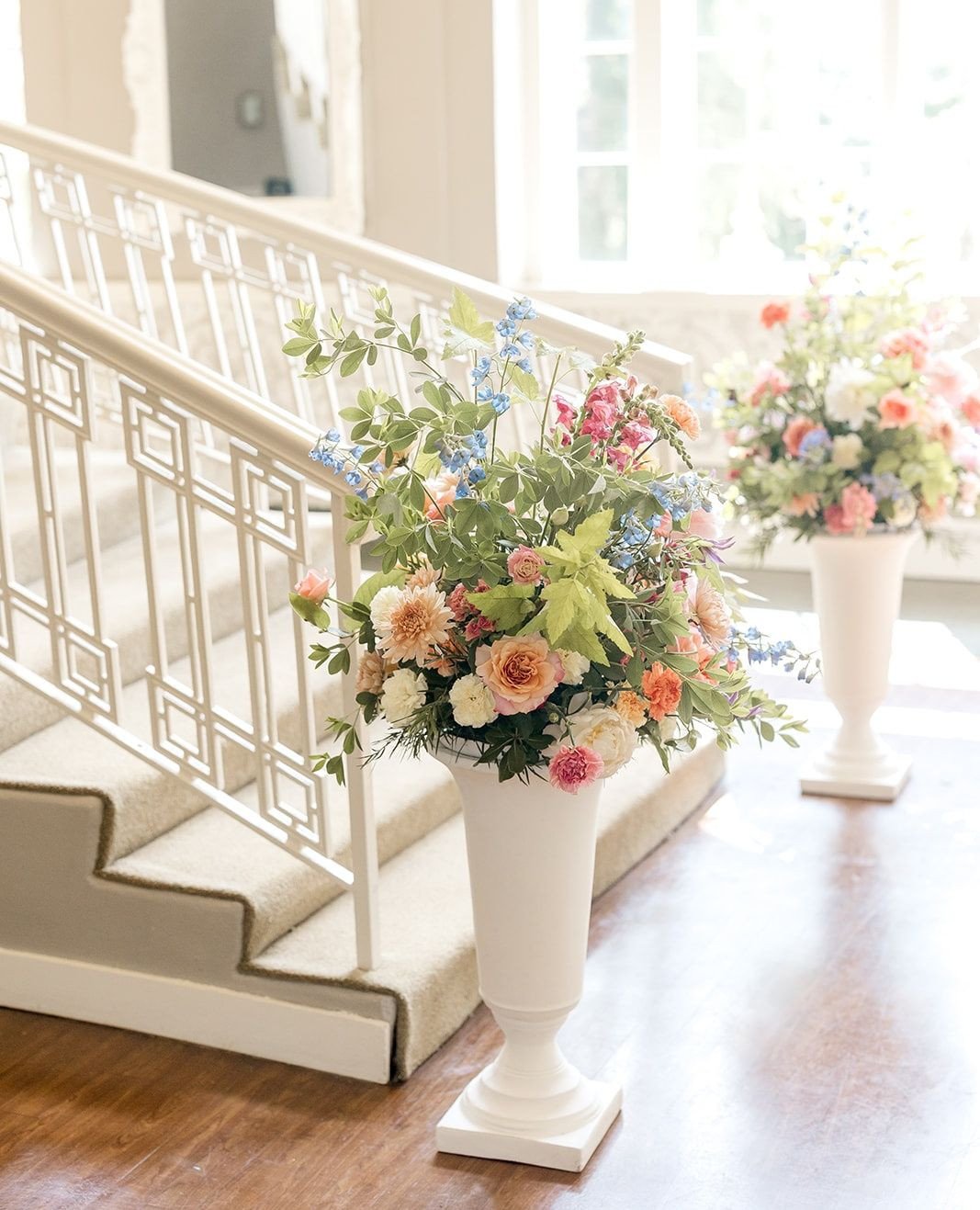Lush floral displays⁠ perfectly frame th⁠e bride's descent.⁠
⁠
⁠
Planning | ⁠@stylearchitectsweddings⁠
Venue | ⁠@thebeachclubevents⁠
Photography | @alexandrarobynphoto⁠
Videography | @summithillstudios⁠
Catering &amp; Cake | @damicocatering⁠
Floral |
