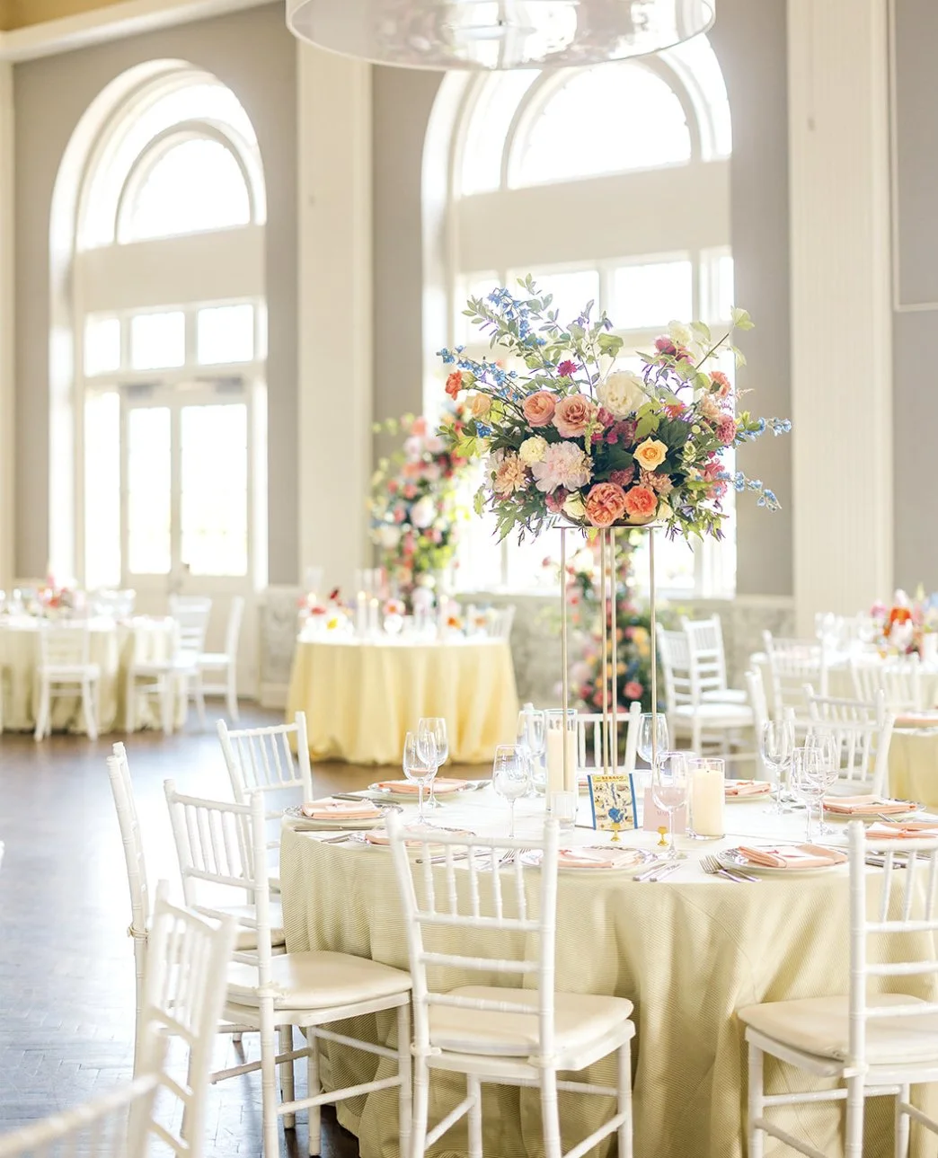 Another beautiful linen mash-up yields a fresh, modern wedding.⁠
⁠
Planning | ⁠@stylearchitectsweddings⁠
Venue | ⁠@thebeachclubevents⁠
Photography | @alexandrarobynphoto⁠
Videography | @summithillstudios⁠
Catering &amp; Cake | @damicocatering⁠
Floral
