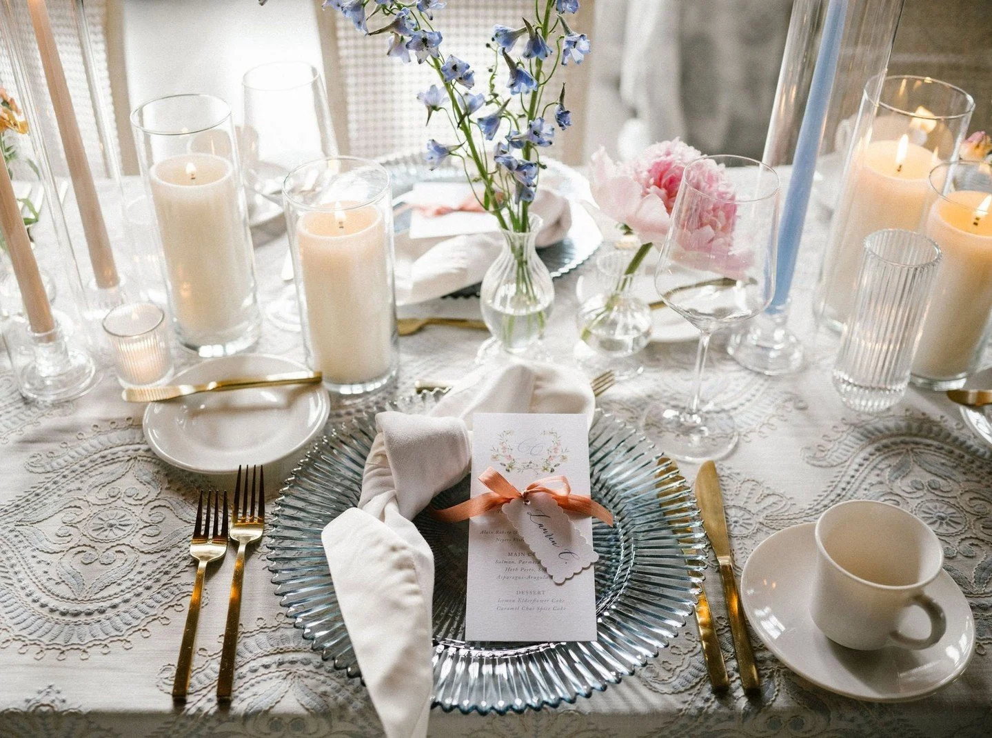 Texture on texture on texture! A knotted napkin on a glass charger, on an embroidered linen, every layer bringing depth and just the right touch of luxury to elevate the whole table.⁠
⁠
Planning | @stylearchitectsweddings⁠
Reception Venue | @theessen