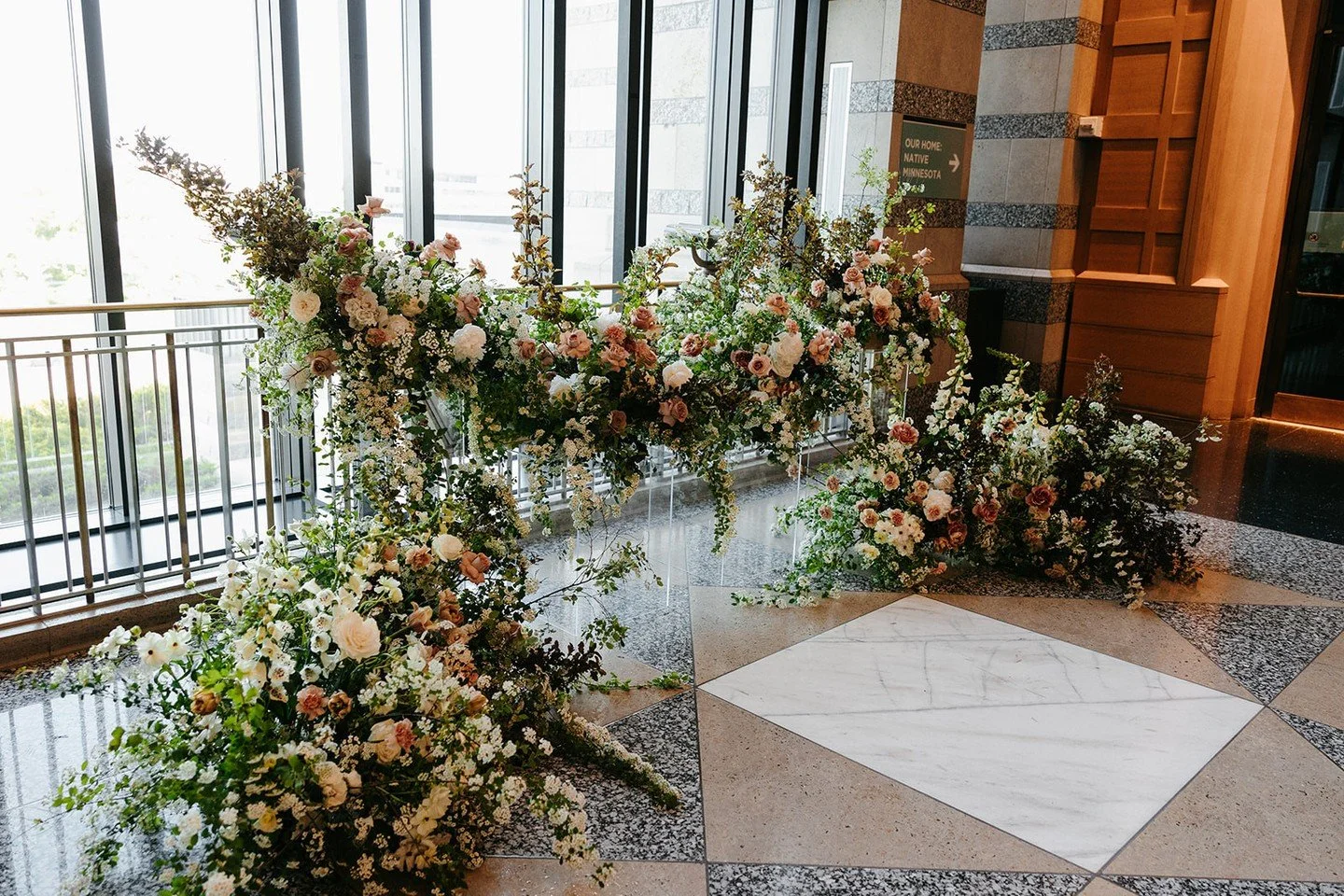 Can you find the sign in this backdrop? Didn't think so!⁠
⁠
Planning | @stylearchitectsweddings⁠
Venue | @minnesotahistorycenter⁠
Photography | @williams_emily⁠
Catering/Bar | @cravecateringmn⁠
Dessert | @glamdolldonuts⁠
Floral | @kindred.blooms⁠
Lin