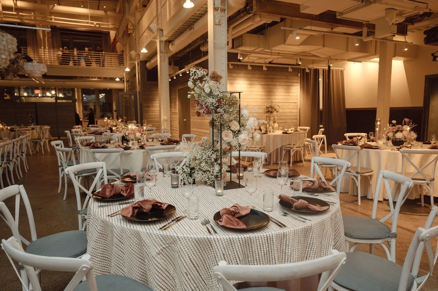 This elevated centerpiece adds just the right amount of drama, proving that thoughtful design doesn&rsquo;t have to sacrifice impact.⁠
⁠
Planning | @stylearchitectsweddings ⁠
Venue | @machineshopmpls ⁠
Photography | @sydneyleighheitkamp ⁠
Videography
