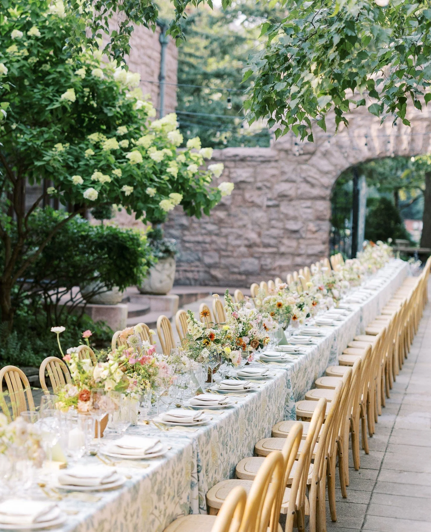 Tucked away in the heart of the city, this 72-foot table felt like a secret garden escape.⁠
⁠
Design &amp; Floral | @ashleyfoxdesigns⁠
Planning | @stylearchitectsweddings⁠
Venue | @vandusenmansion⁠
Photography | @maritwilliamsphoto⁠
Videography | @ty