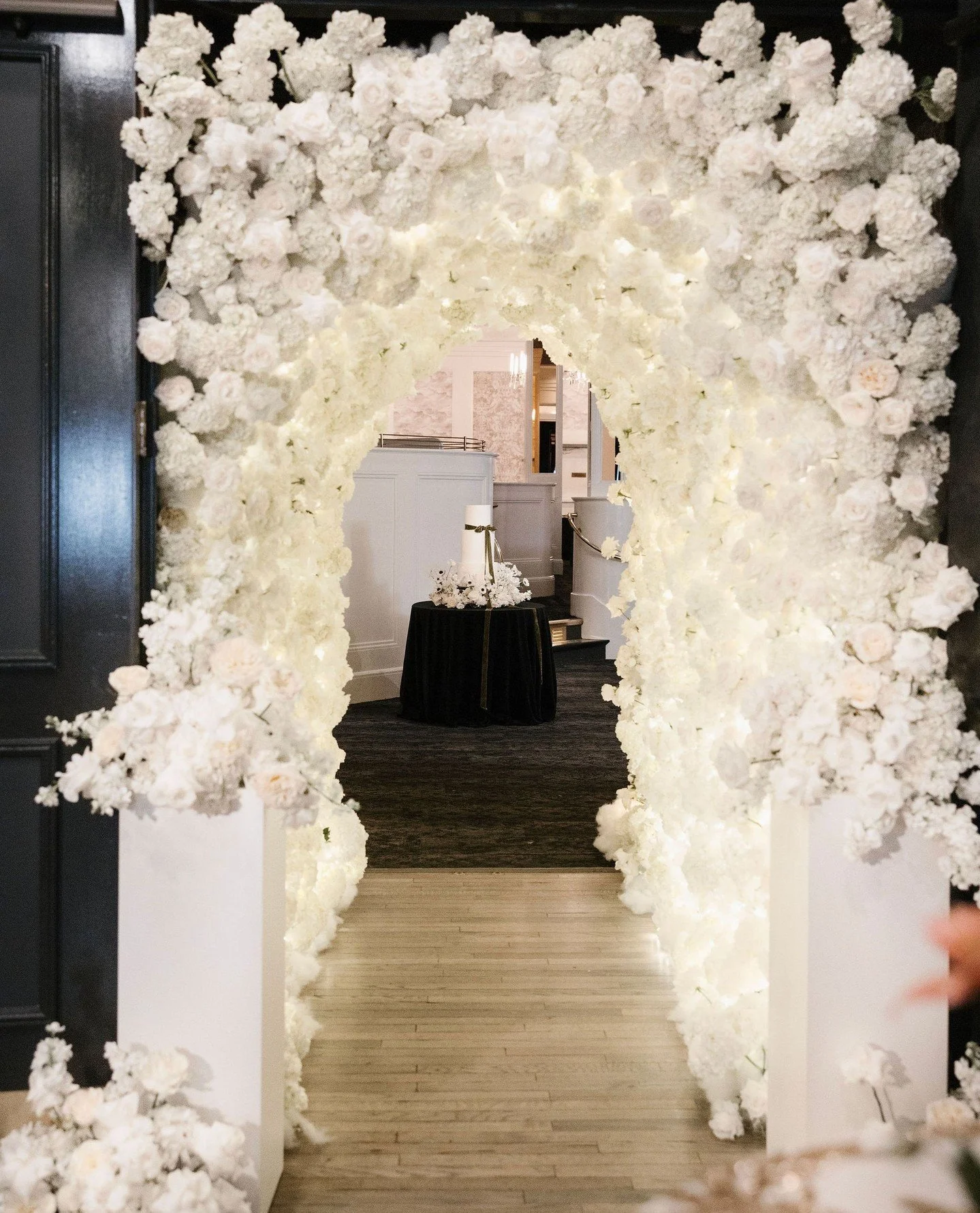 Framing the cake with a floral tunnel? Say less. Your guests' vision should guide the floor plan just as much as table placement.⁠
⁠
Planning | ⁠@stylearchitectsweddings⁠
Venue | ⁠@metropolitaneventsmn⁠
Photography | @russellheeterweddings⁠
Videograp