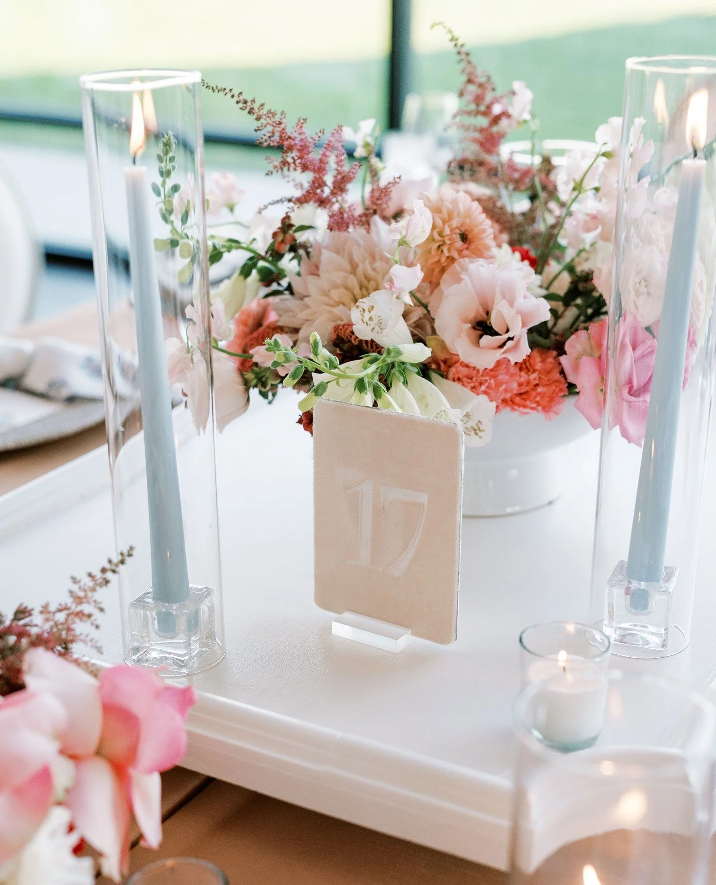 A velvet table number feels oh so rich and adds subtle texture to a beautifully layered design.⁠
⁠
Planning | ⁠@stylearchitectsweddings⁠
Venue | ⁠@bavaria_downs⁠
Photography | @amandanippoldtphoto⁠
Videography | ⁠@narratestudios⁠
Catering | ⁠⁠@damico