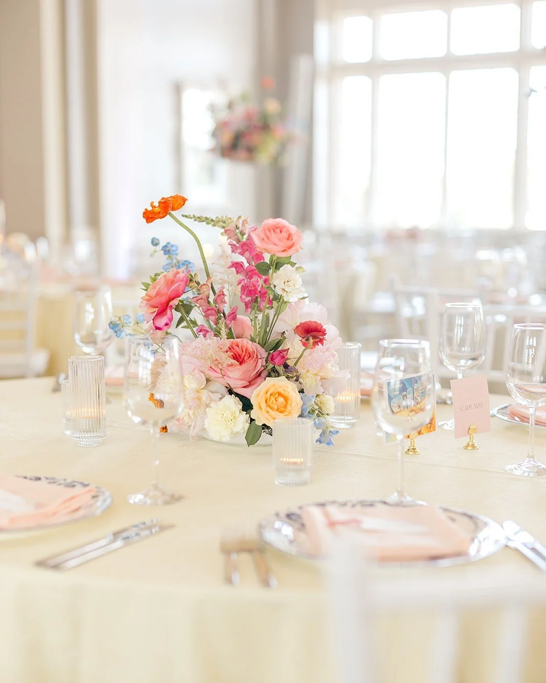 Bright blooms pop off a butter-yellow linen. Yes please! ⁠
⁠
Planning | @stylearchitectsweddings⁠
Venue | @thebeachclubevents⁠
Photography | @alexandrarobynphoto⁠
Videography | @summithillstudios⁠
Catering | @damicohospitality⁠
Floral | @studiofleure