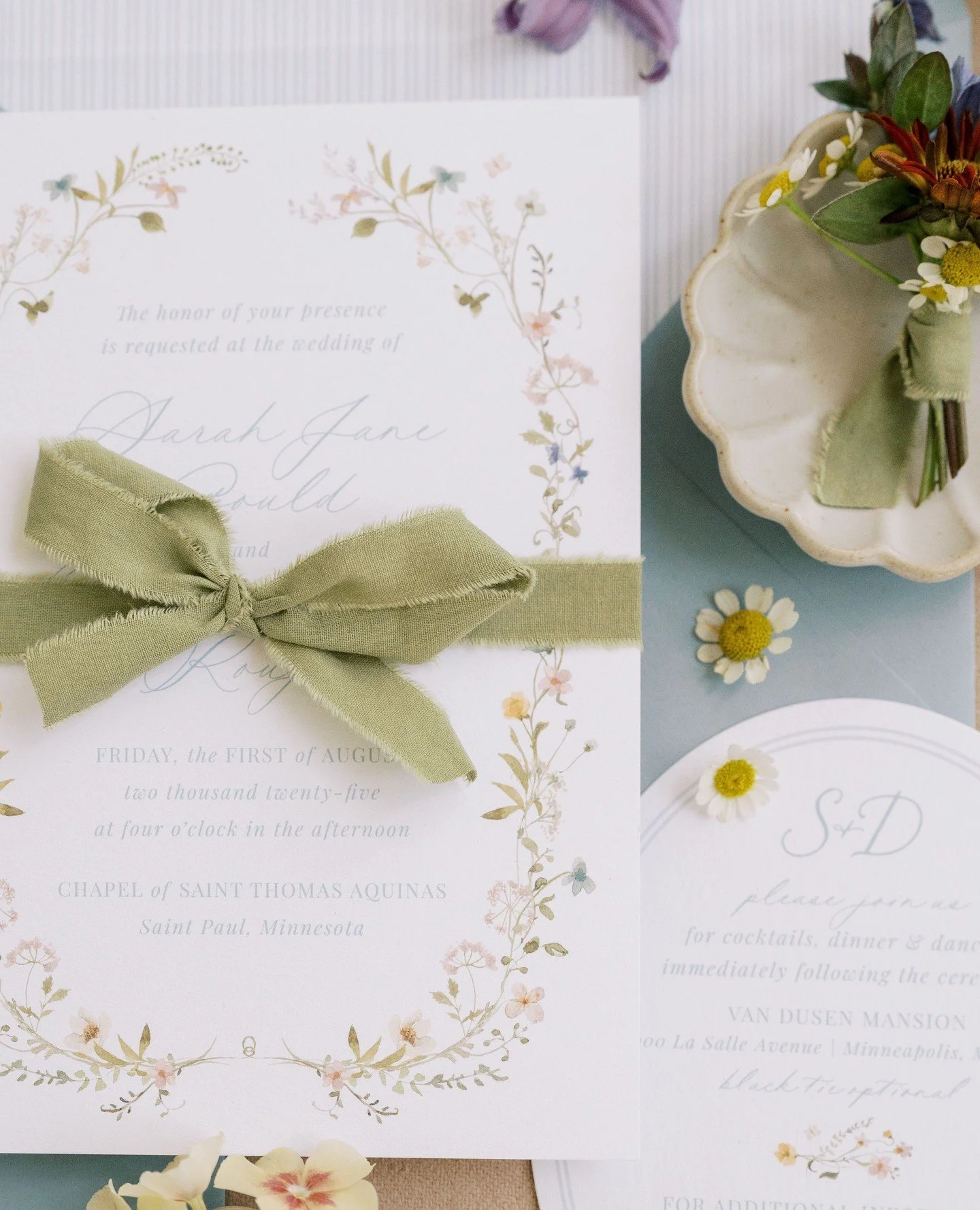 It&rsquo;s the small details in an invitation suite that give guests their first glimpse into the celebration to come.⁠
⁠
Design &amp; Floral | @ashleyfoxdesigns⁠
Planning | @stylearchitectsweddings⁠
Venue | @vandusenmansion⁠
Photography | @maritwill