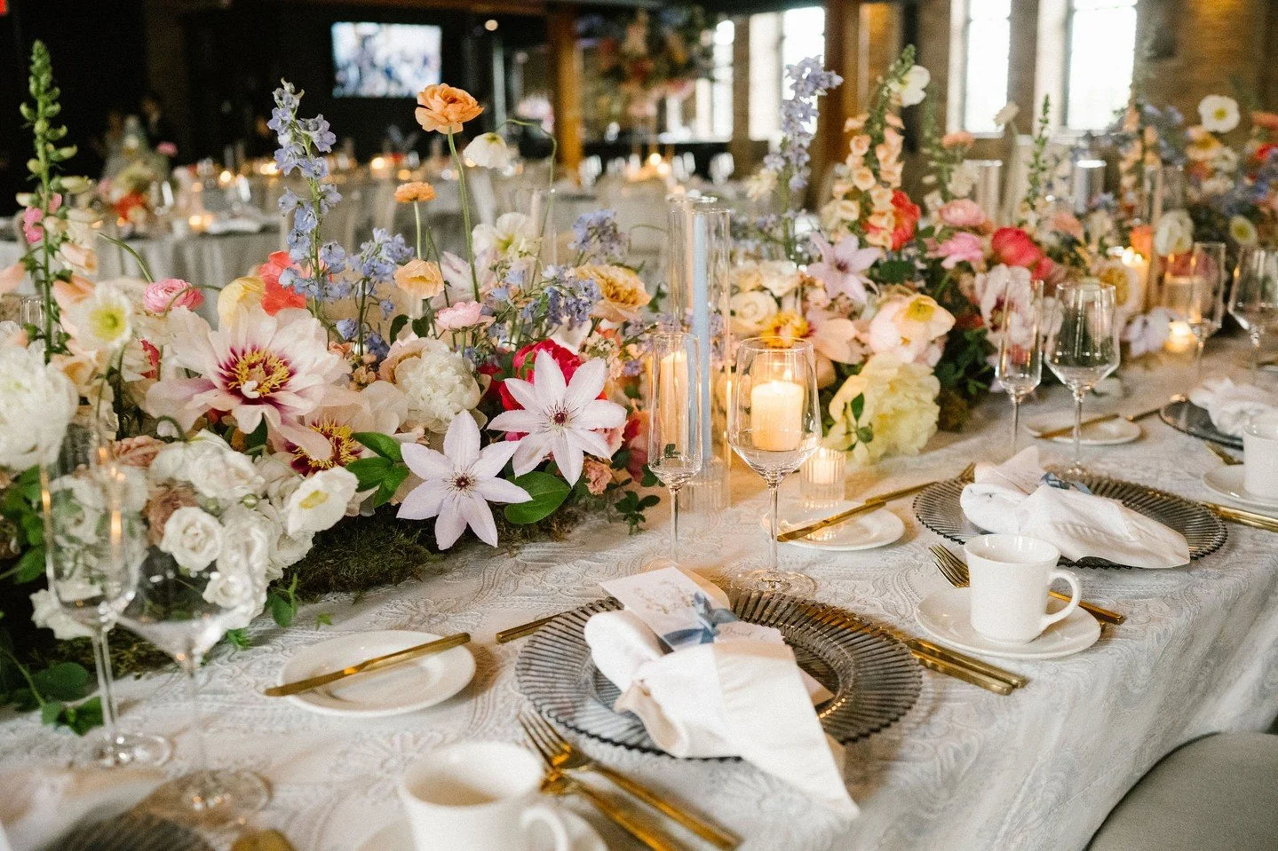 A table full of color, texture, and candlelight.⁠
⁠
Planning | @stylearchitectsweddings⁠
Reception Venue | @theessencemn⁠
Ceremony Venue | @lourdesmpls⁠
Photography | @kellieraestudio⁠
Floral | @kindred.blooms⁠
DJ | @nomusicnoparty⁠
Jazz Trio | @thea